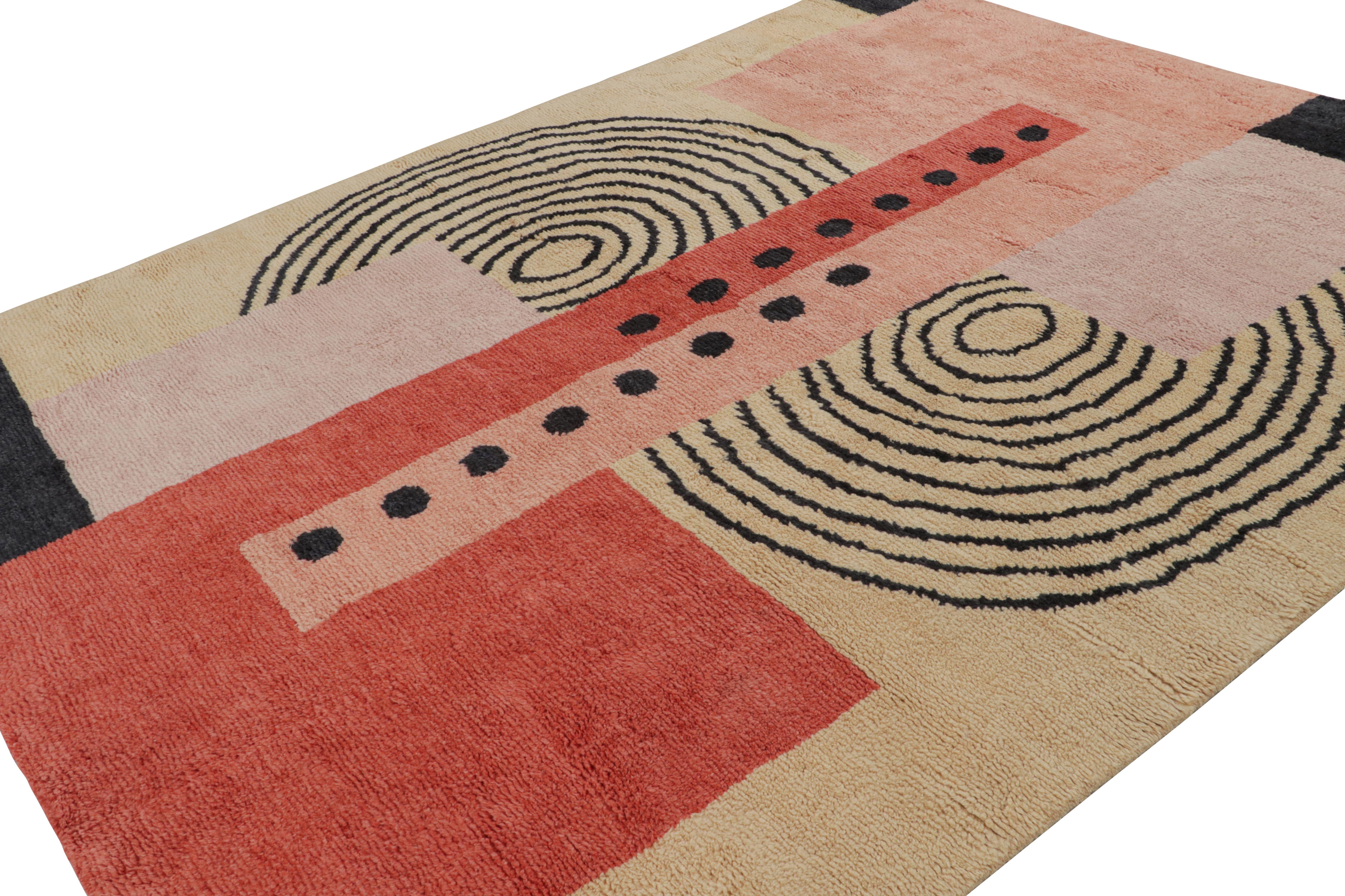 Annodato a mano in lana, questo tappeto Art Deco francese 8x10 proveniente dall'India presenta motivi geometrici rosa e neri in un gioco di sensibilità cubista con cerchi concentrici. 

Sul design: 

Questo pezzo moderno è stato ispirato da tappeti