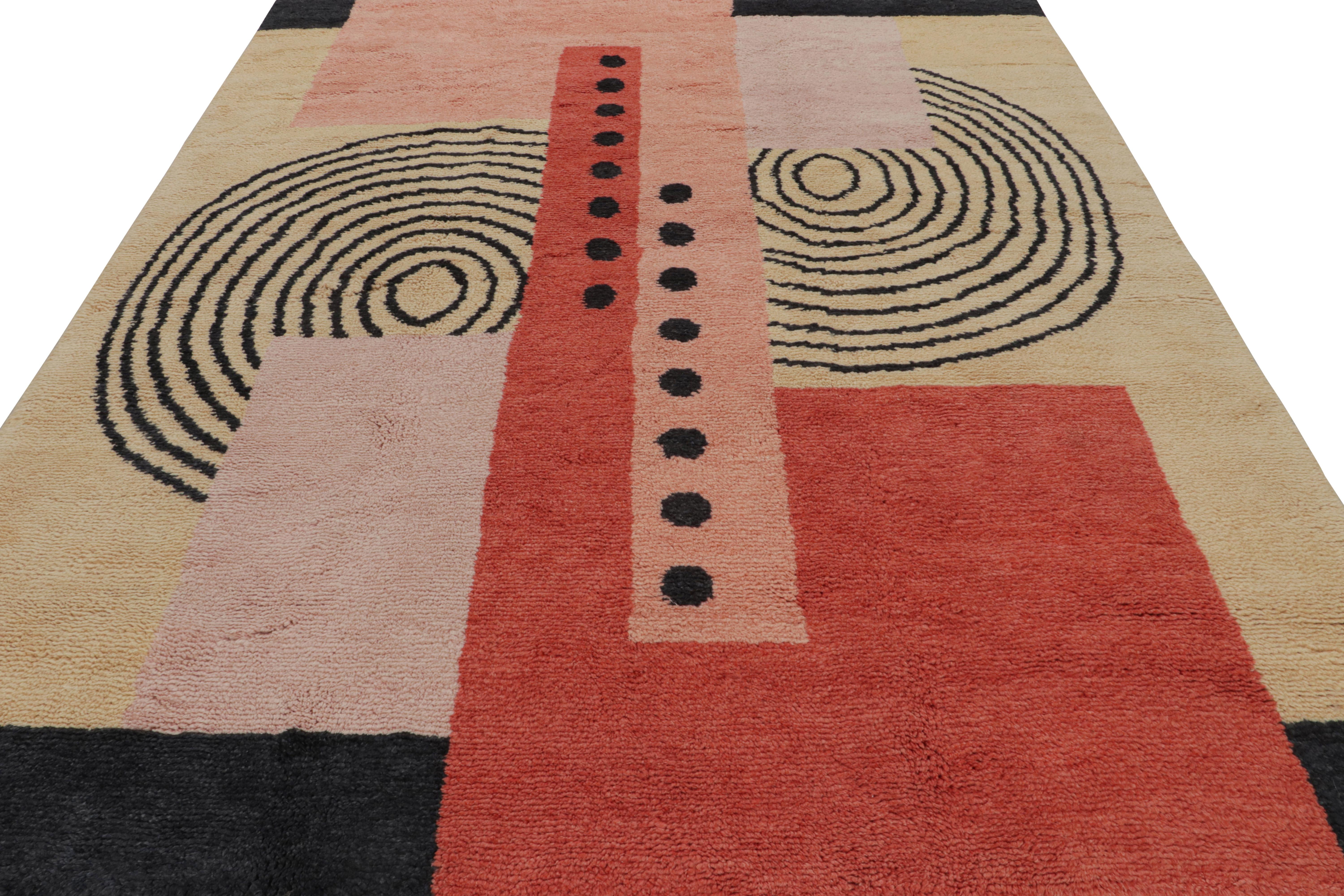 Moderno Rug & Kilim è un tappeto francese in stile Art Deco, con motivi geometrici rosa e neri in vendita