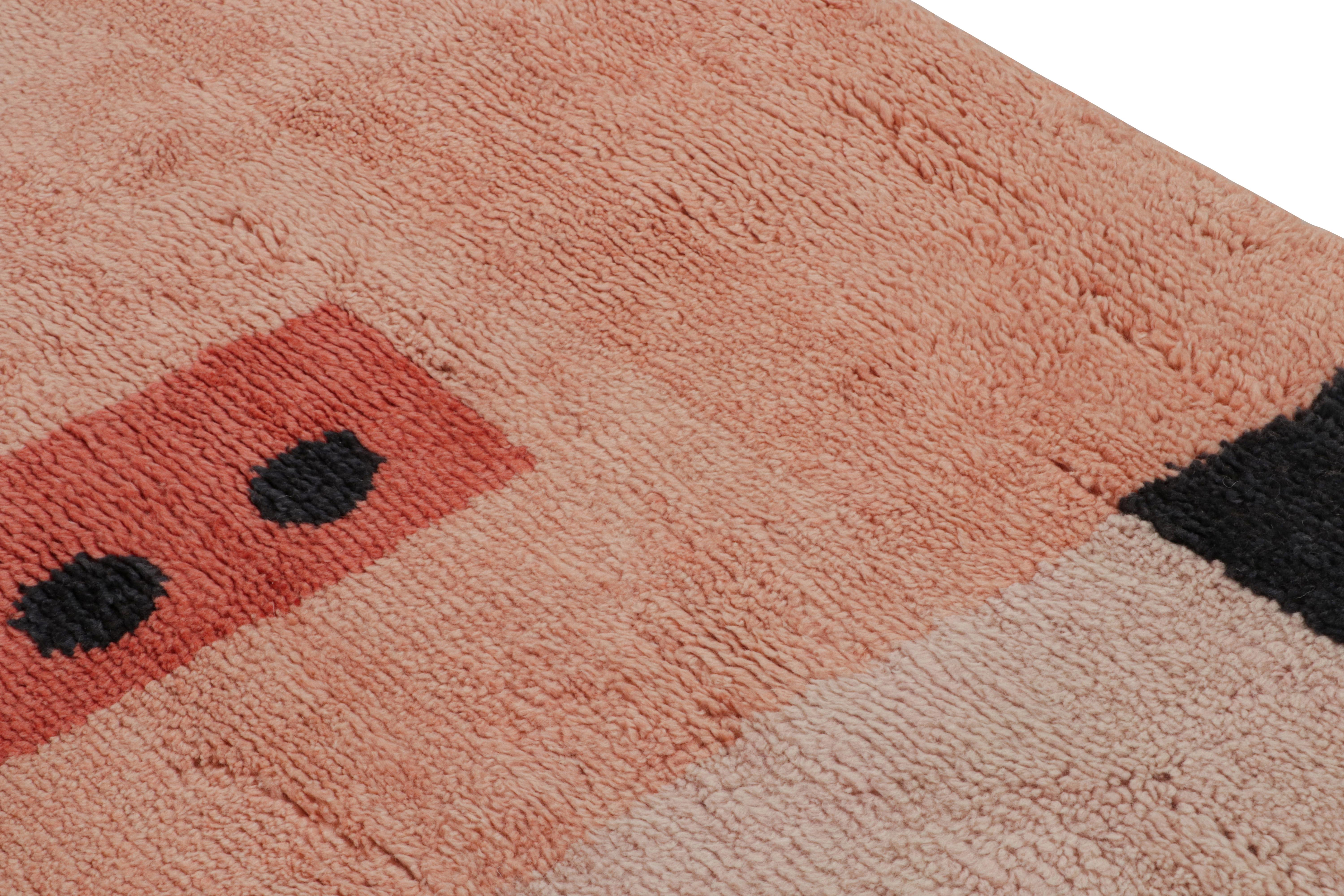 Annodato a mano Rug & Kilim è un tappeto francese in stile Art Deco, con motivi geometrici rosa e neri in vendita