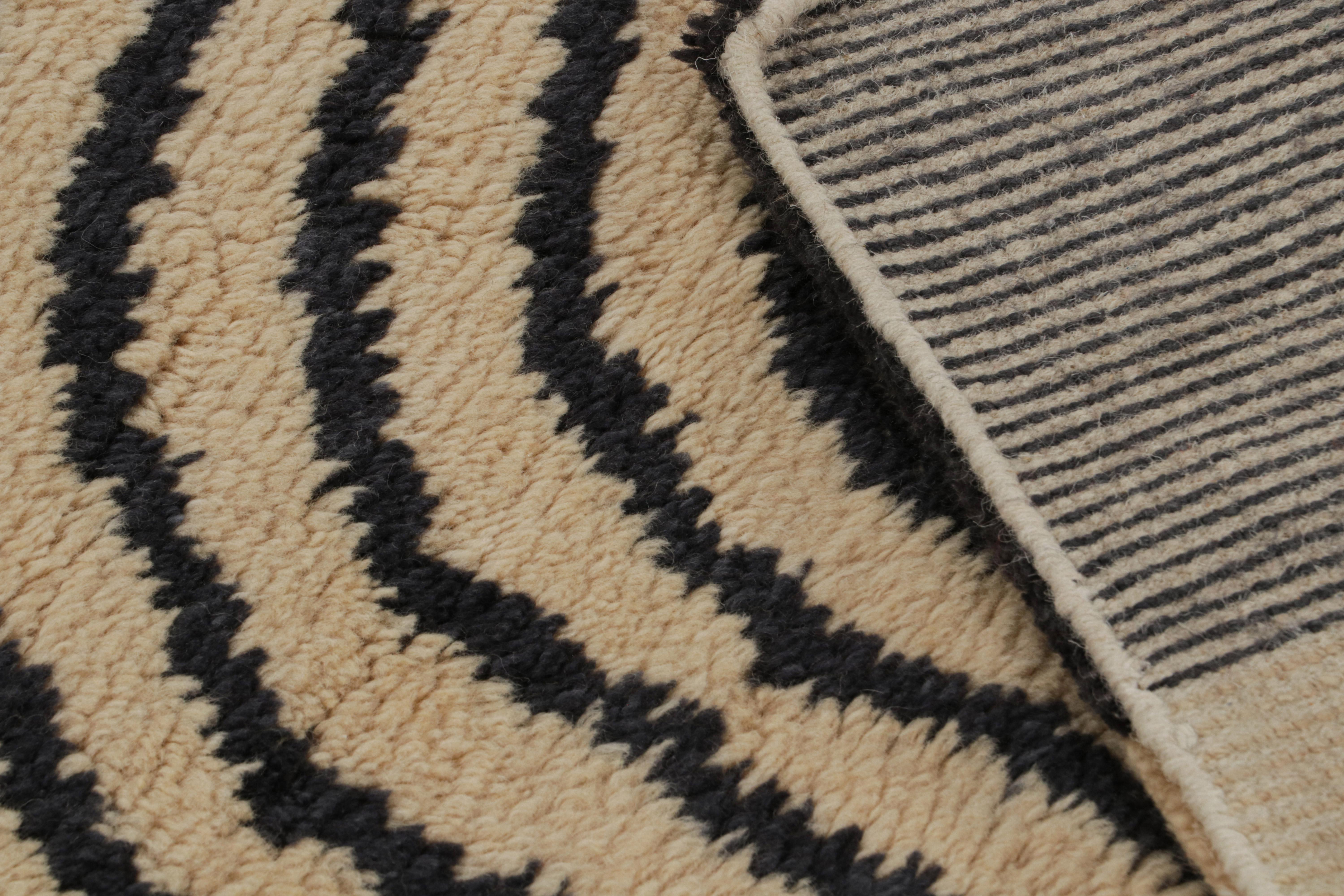 XXIe siècle et contemporain Tapis de style Art déco français de Rug & Kilim, avec des motifs géométriques roses et noirs en vente