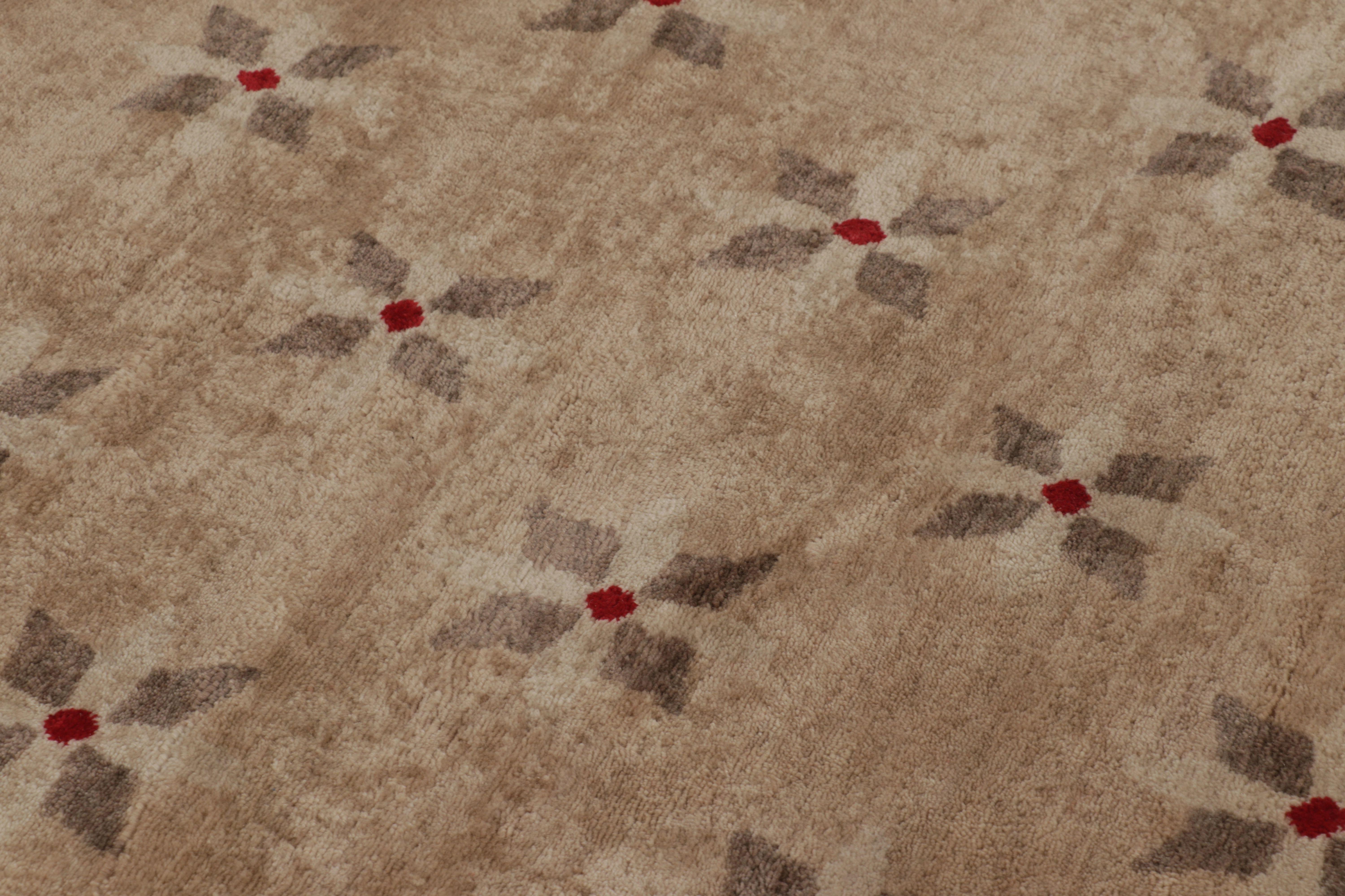  Annodato a mano in lana, questo tappeto 8x8 di Rug & Kilim è una nuova aggiunta alla collezione di tappeti French Art Deco: un'ode contemporanea allo stile moderno degli anni '20, con motivi geometrici ispirati ad alcuni dei pezzi più iconici del