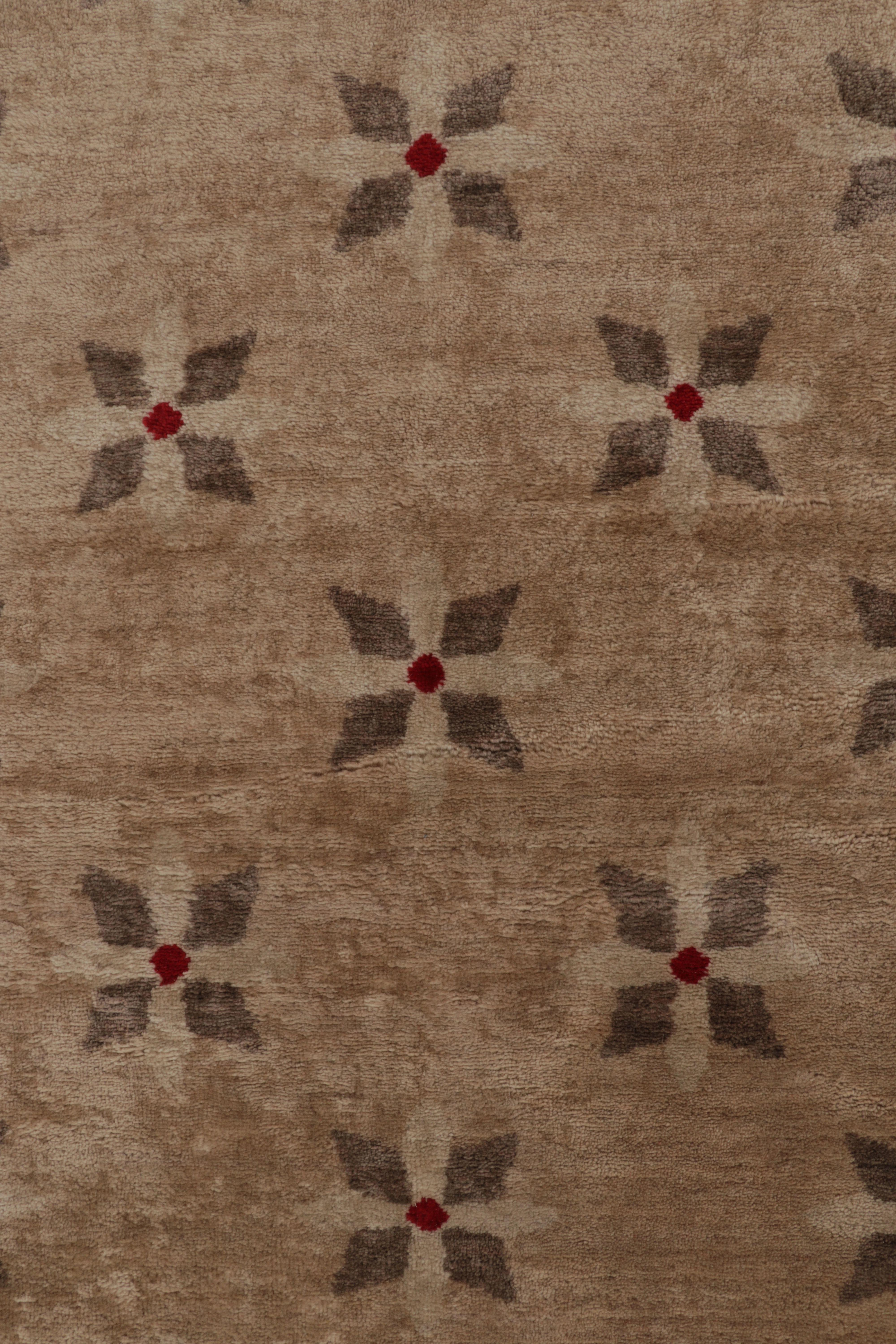 Art Déco Rug & Kilim è un tappeto quadrato in stile Art Deco francese di colore beige-marrone con motivi floreali in vendita