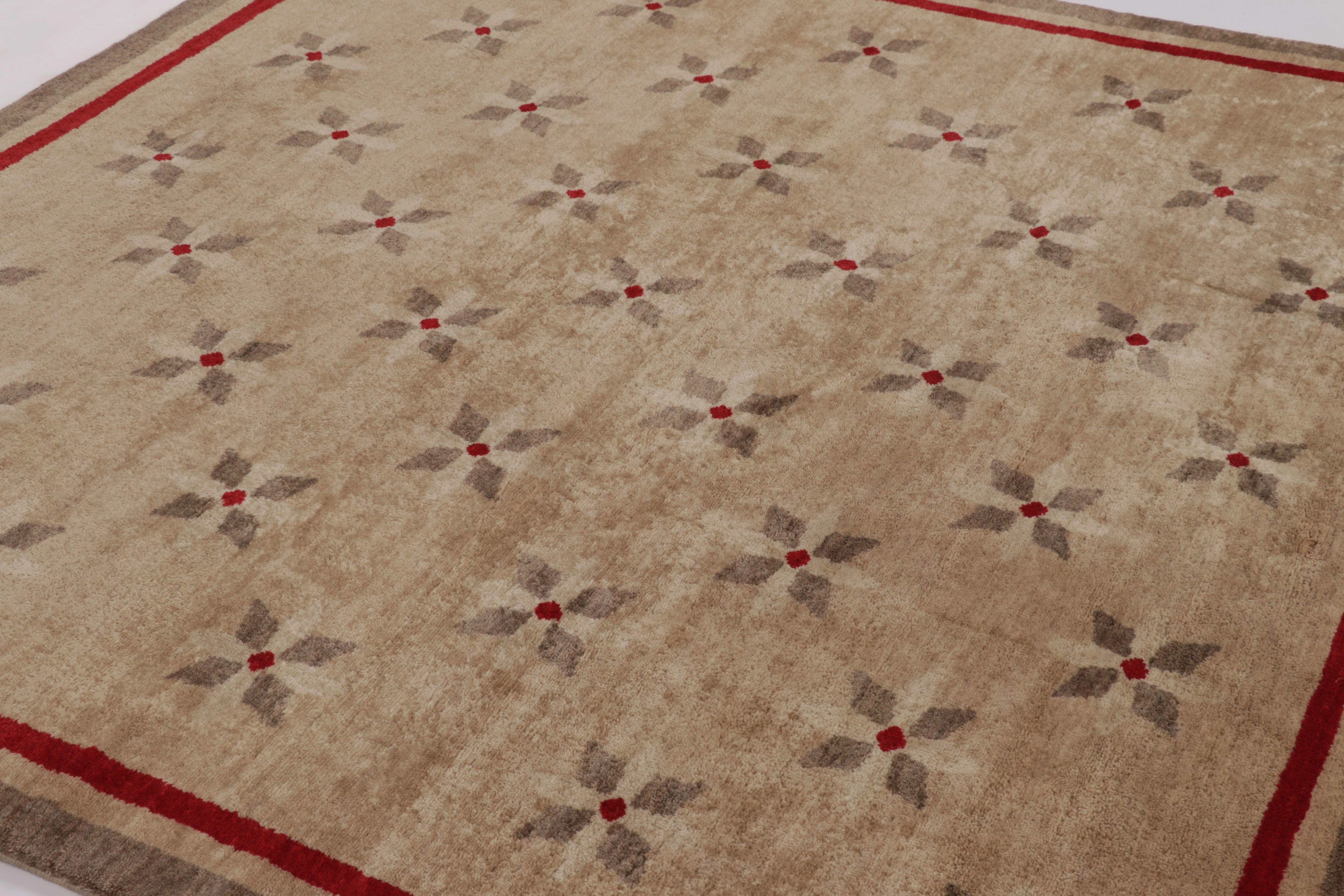 Indiano Rug & Kilim è un tappeto quadrato in stile Art Deco francese di colore beige-marrone con motivi floreali in vendita