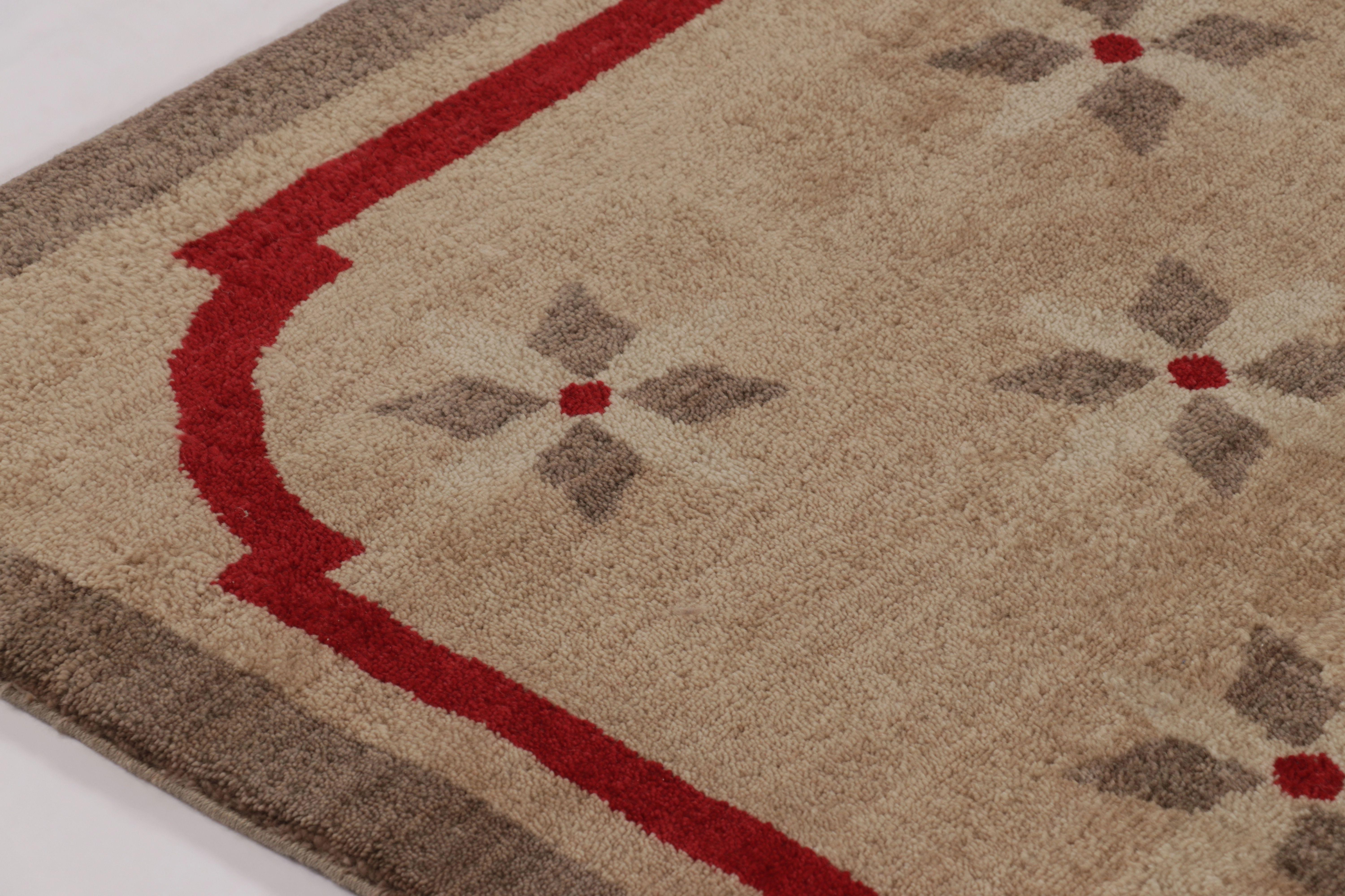 Annodato a mano Rug & Kilim è un tappeto quadrato in stile Art Deco francese di colore beige-marrone con motivi floreali in vendita