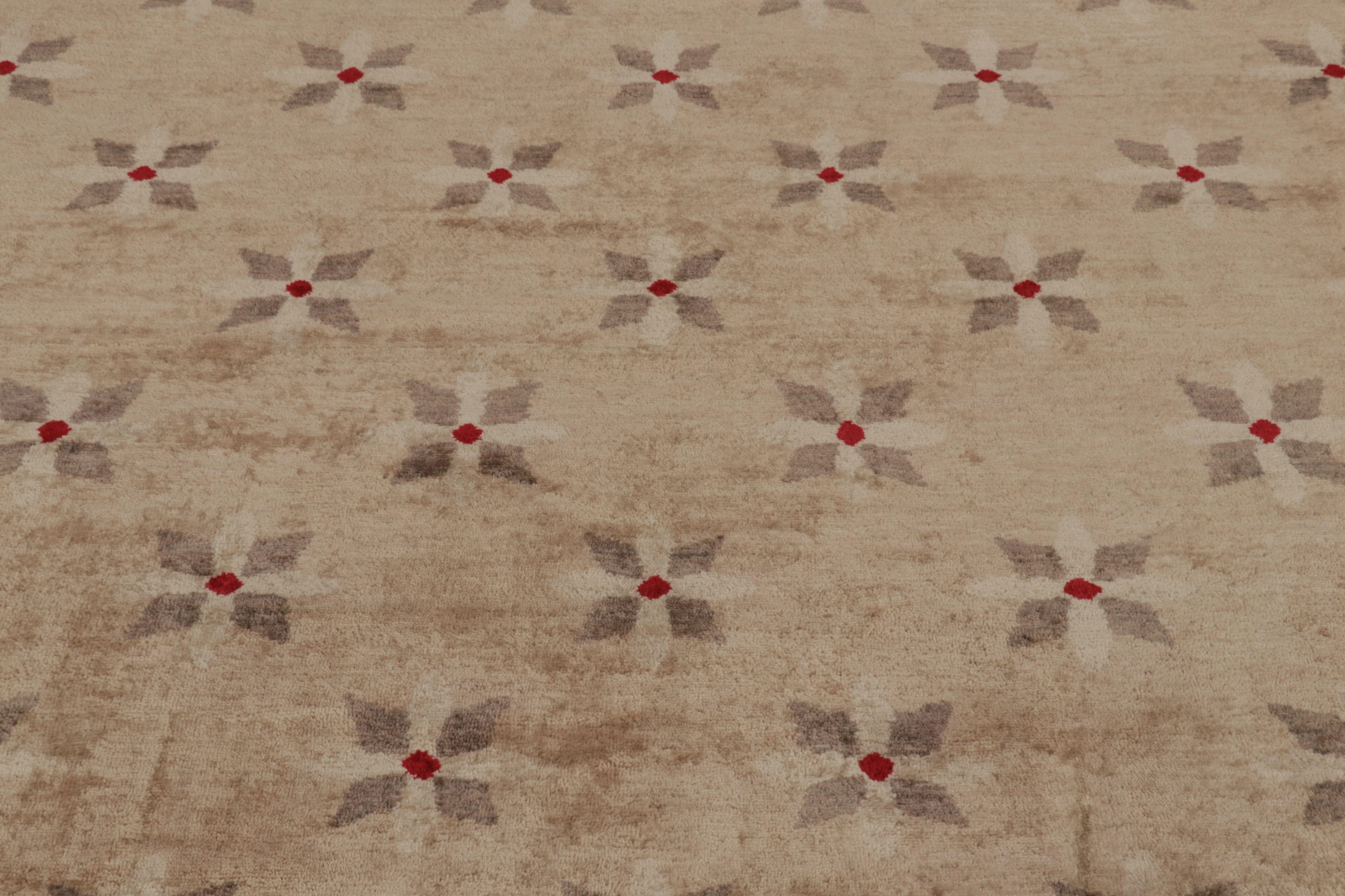 Rug & Kilim è un tappeto quadrato in stile Art Deco francese di colore beige-marrone con motivi floreali In condizioni Nuovo in vendita a Long Island City, NY