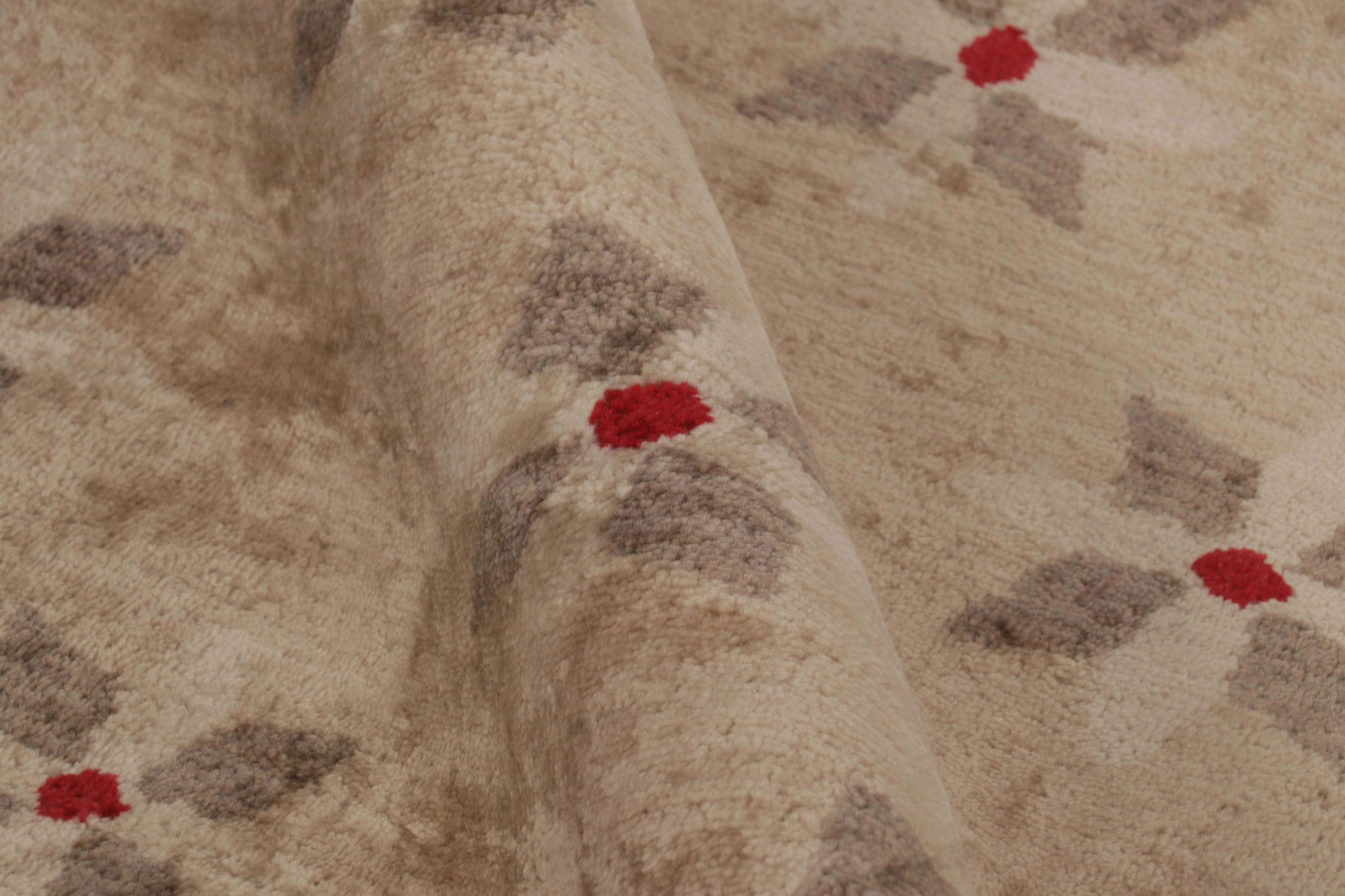 XXI secolo e contemporaneo Rug & Kilim è un tappeto quadrato in stile Art Deco francese di colore beige-marrone con motivi floreali in vendita