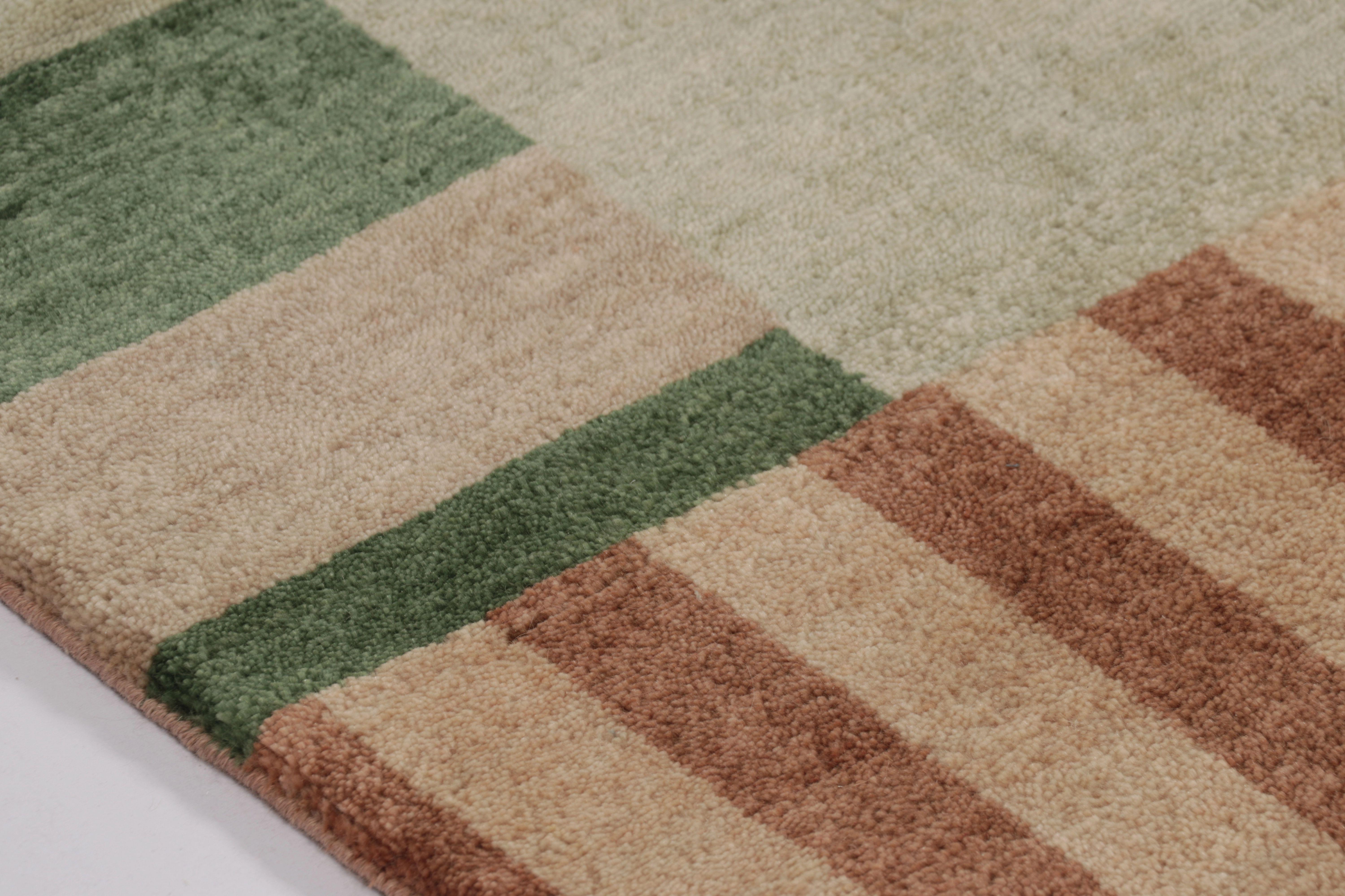 Dieser 10x10 große, handgeknüpfte Wollteppich von Rug & Kilim ist eine Neuheit in der Kollektion französischer Art-Déco-Teppiche - eine zeitgenössische Ode an den modernen Stil der 1920er Jahre mit geometrischen Mustern, die von einigen der