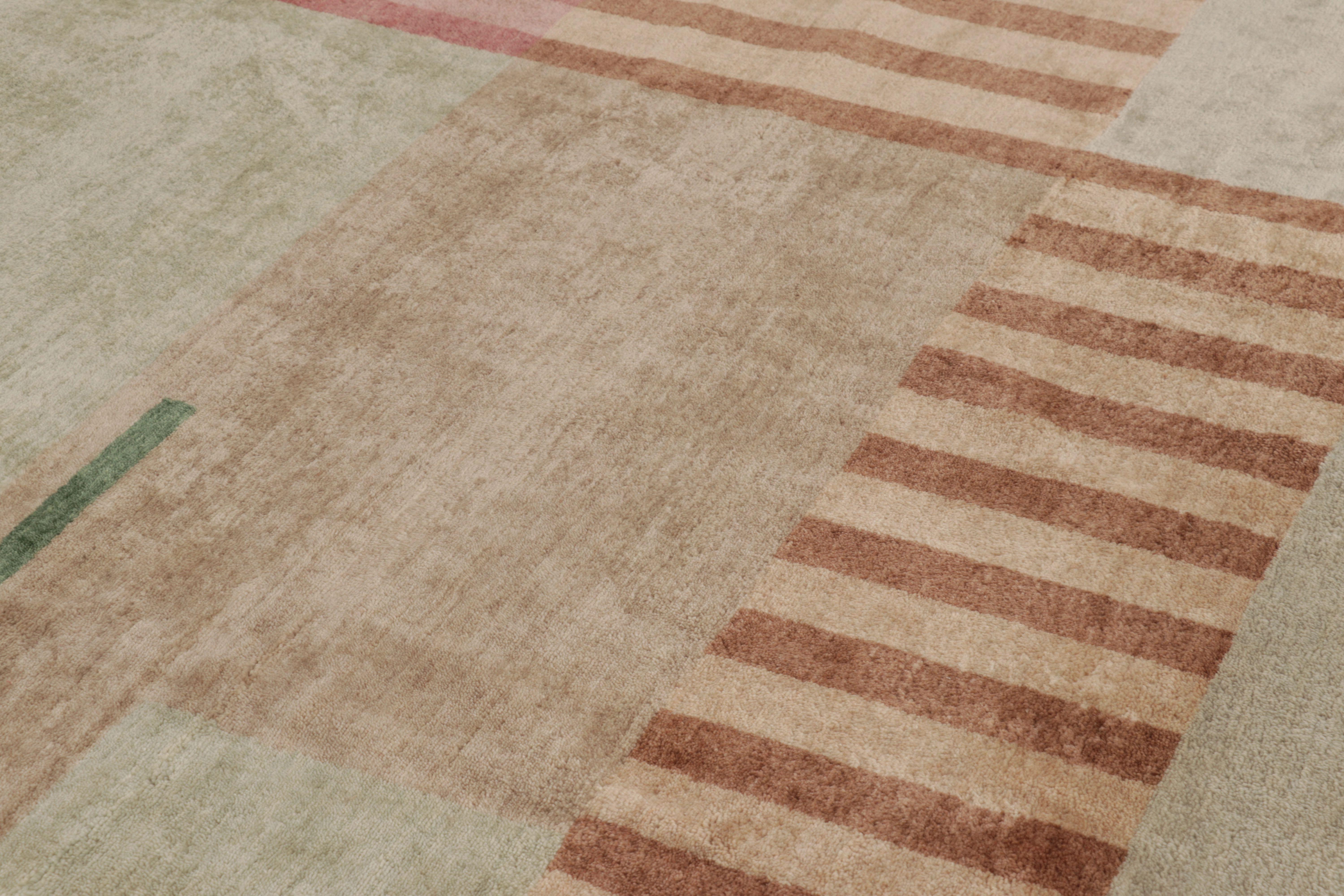 Rug & Kilims französischer quadratischer Teppich im Art-Déco-Stil in Beige-Rosa mit geometrischem Patt (Indisch) im Angebot