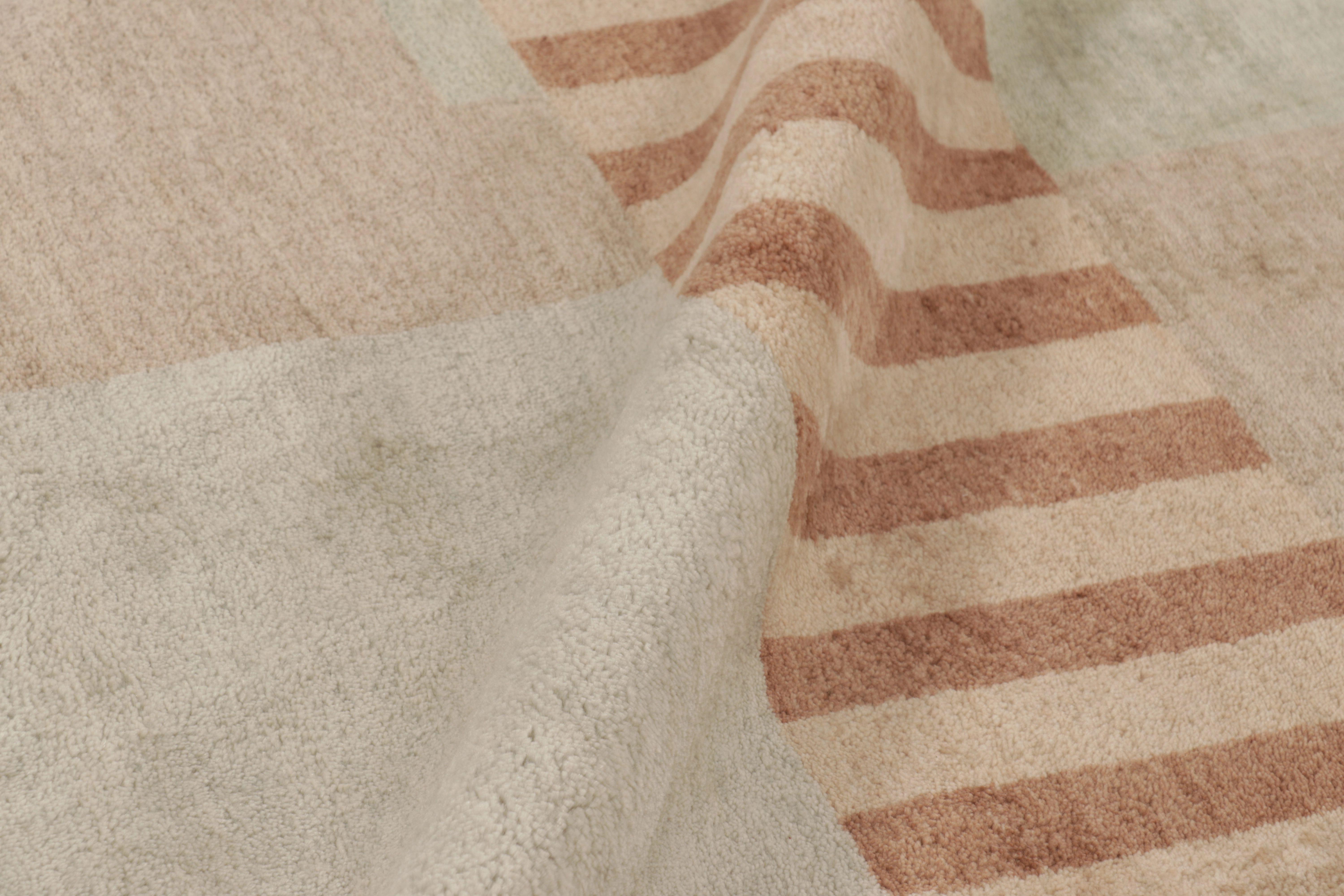 Rug & Kilims französischer quadratischer Teppich im Art-Déco-Stil in Beige-Rosa mit geometrischem Patt (21. Jahrhundert und zeitgenössisch) im Angebot