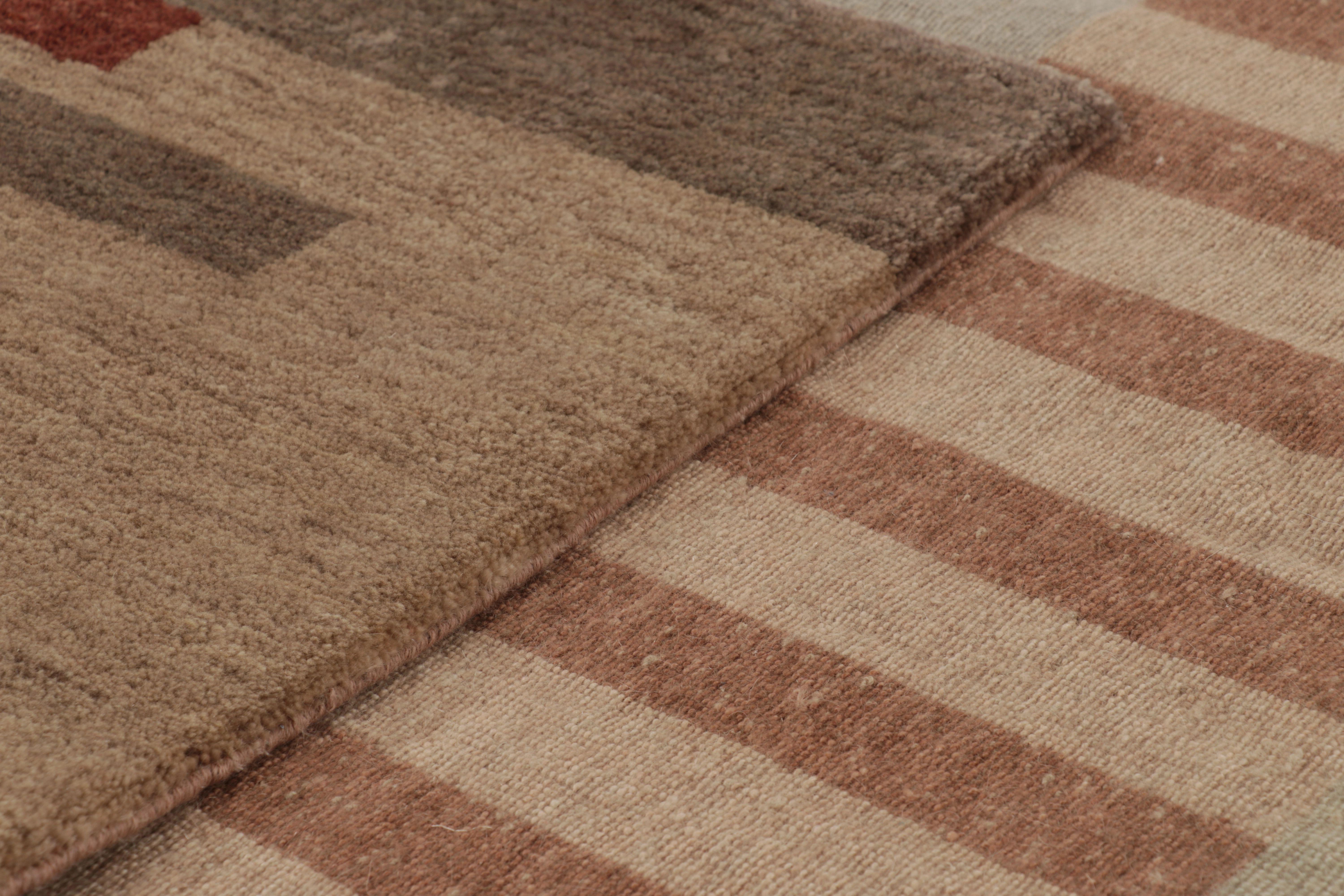 Rug & Kilims französischer quadratischer Teppich im Art-Déco-Stil in Beige-Rosa mit geometrischem Patt (Wolle) im Angebot