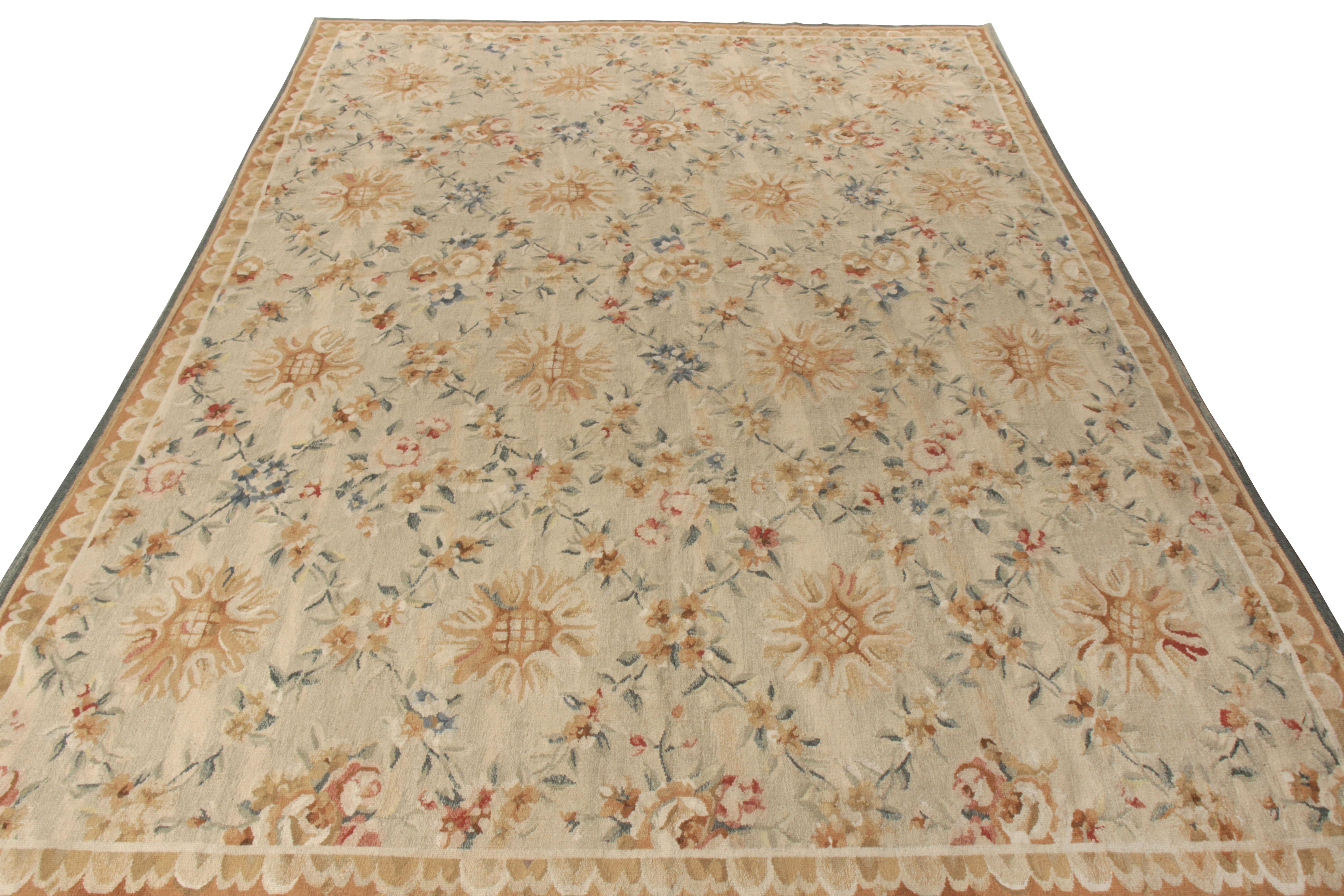 Rug & Kilim rend hommage au célèbre style français d'Aubusson à travers ce tapis à tissage plat 9x13 de sa collection européenne très convoitée. Tissé à la main en laine avec un fil de la plus haute qualité, cette pièce inspirée du 18ème siècle