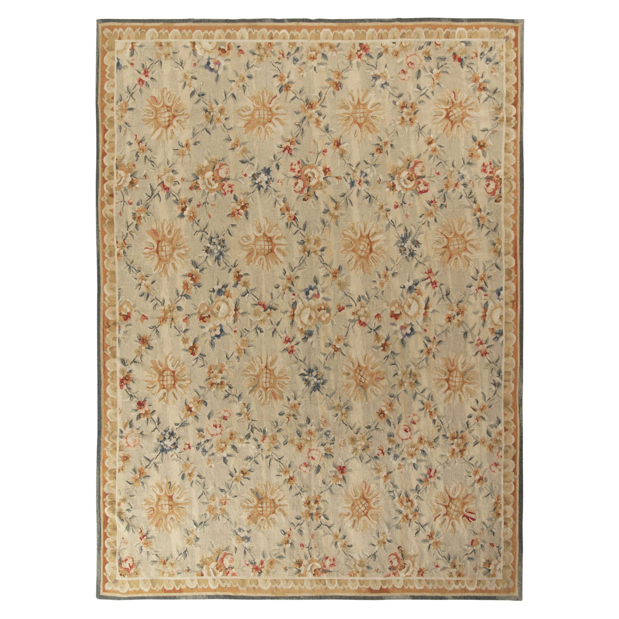 Rug & Kilim è un tappeto a trama piatta in stile Aubusson francese, beige/marrone, motivo floreale in vendita