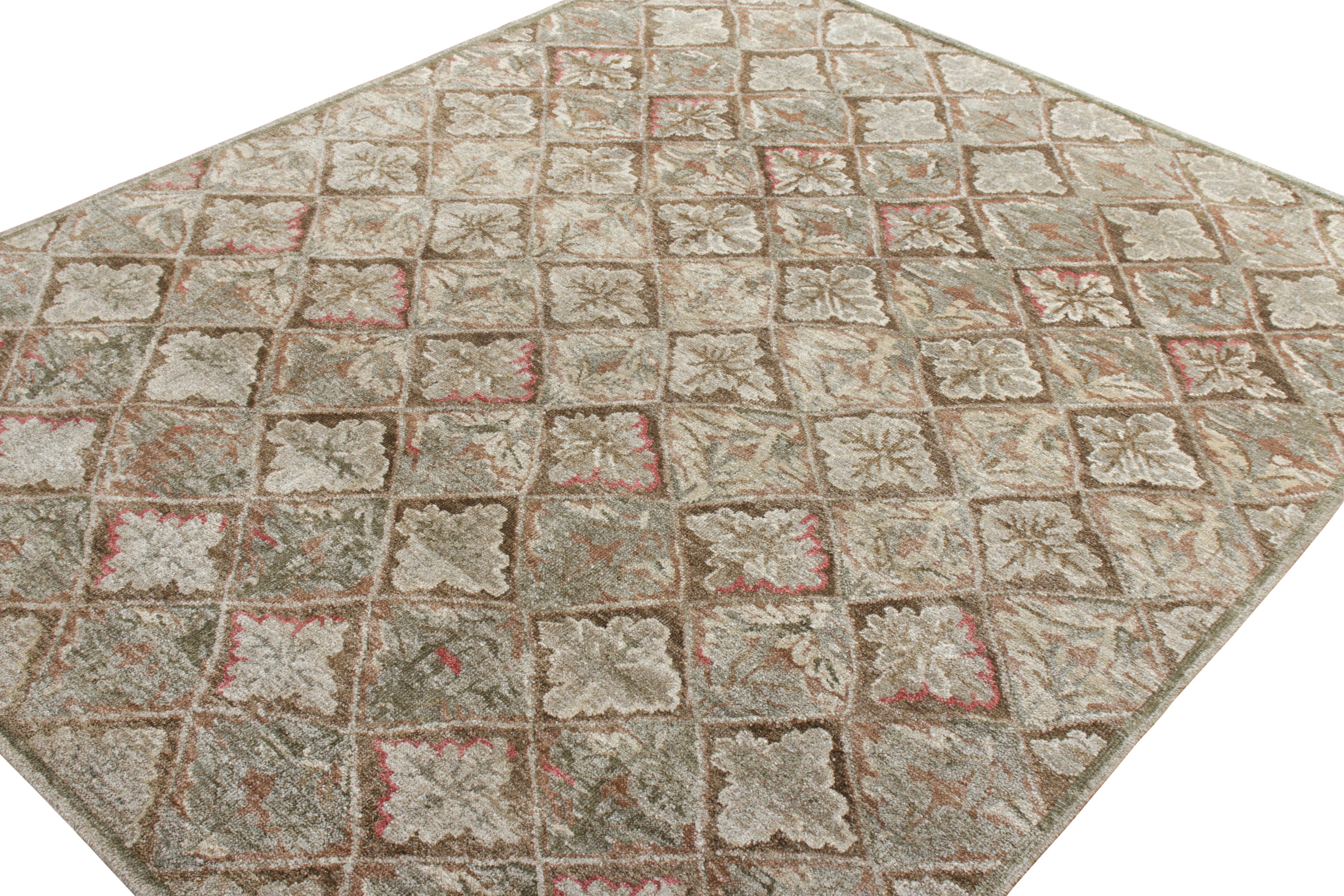 Rug & Kilim's französischer Aubusson-Teppich mit grünem und braunem Blumenmuster (Indisch) im Angebot