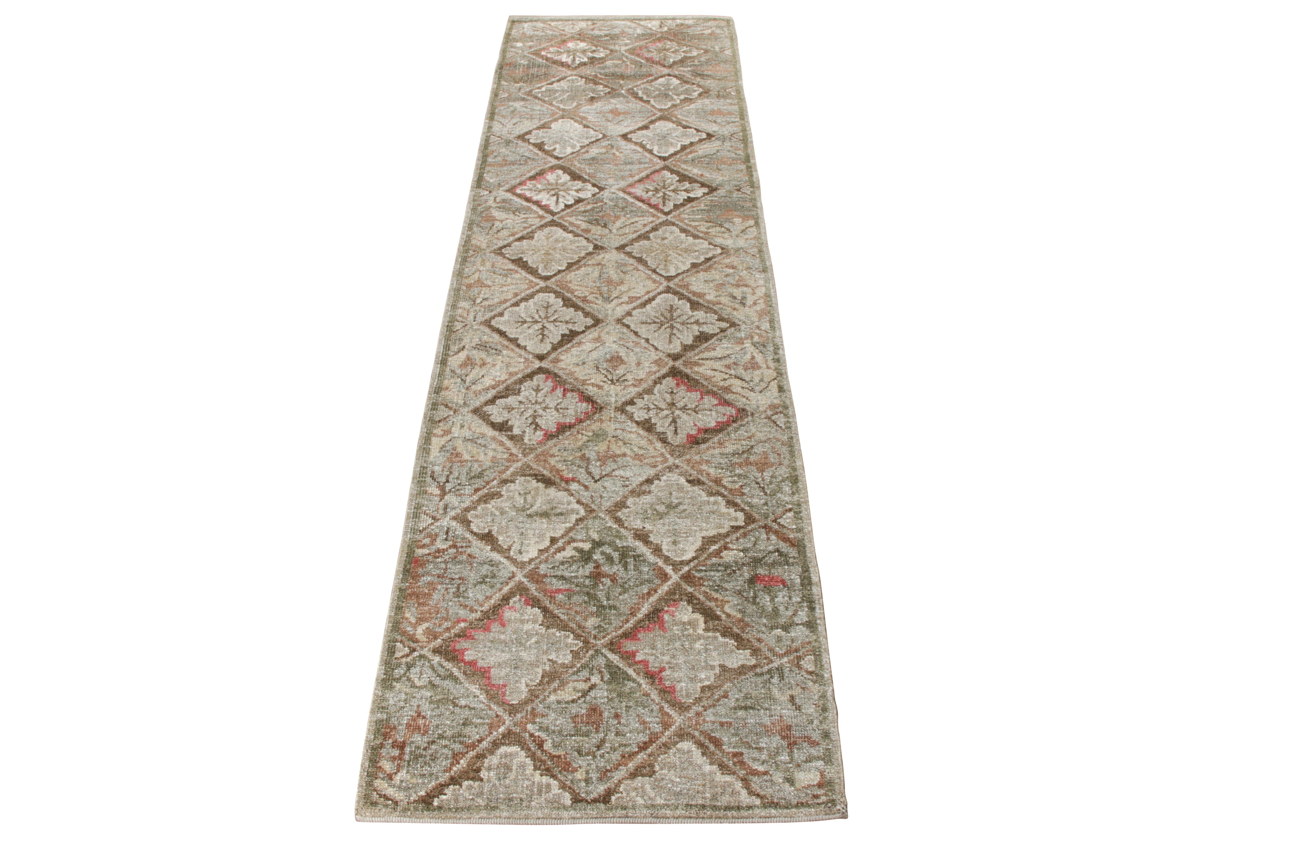 Rug & Kilim rend hommage au célèbre tapis français d'Aubusson en ajoutant ce tapis de course à sa très convoitée Collectional. Noué à la main dans un sari de soie de la meilleure qualité, cette pièce inspirée du XVIIIe siècle reflète un attrait