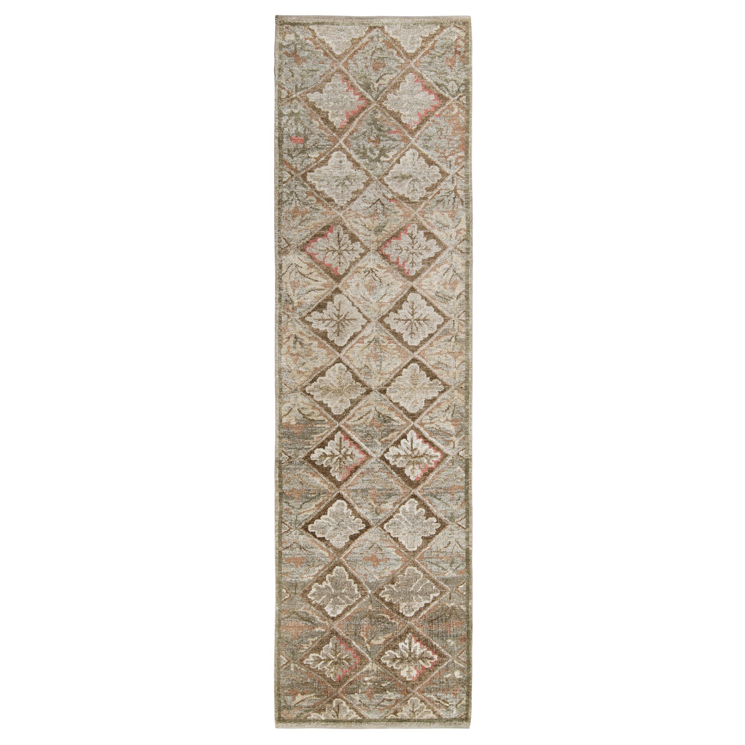 Rug & Kilim - Runner francese in stile Aubusson con motivo floreale verde e beige-marrone in vendita