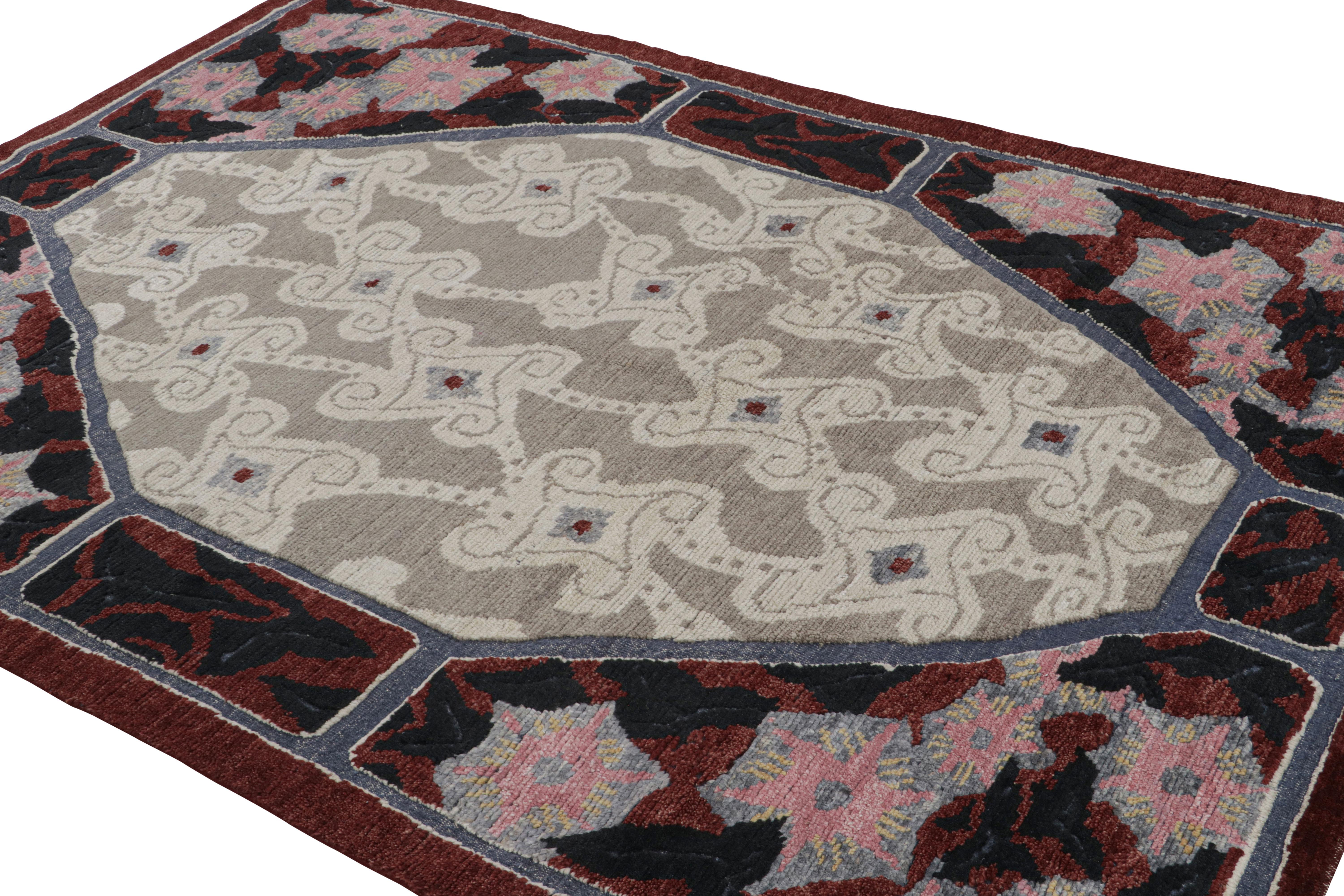 Ein 6x9 großer Teppich aus der Burano Collection'S von Rug & Kilim ist eine Ode an den berühmten französischen Deco-Stil. Handgeknüpft aus weicher Ghazni-Wolle mit einem interessanten Spiel aus Rot und Beige-Grau in den Allover-Mustern. 

Über das