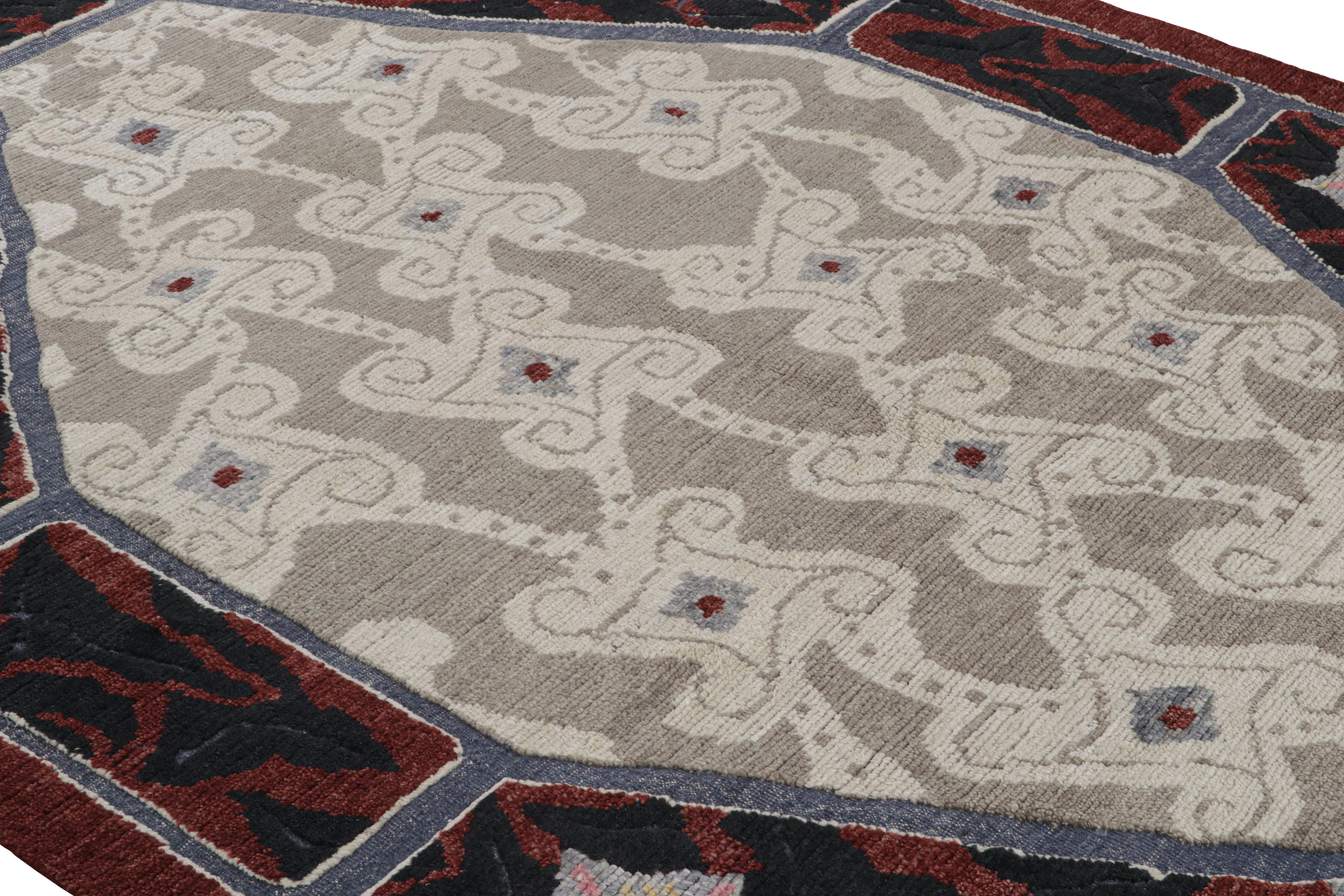 Rug & Kilim's französischer Deko-Teppich in Rot und Beige mit All-Over-Muster (Handgeknüpft) im Angebot