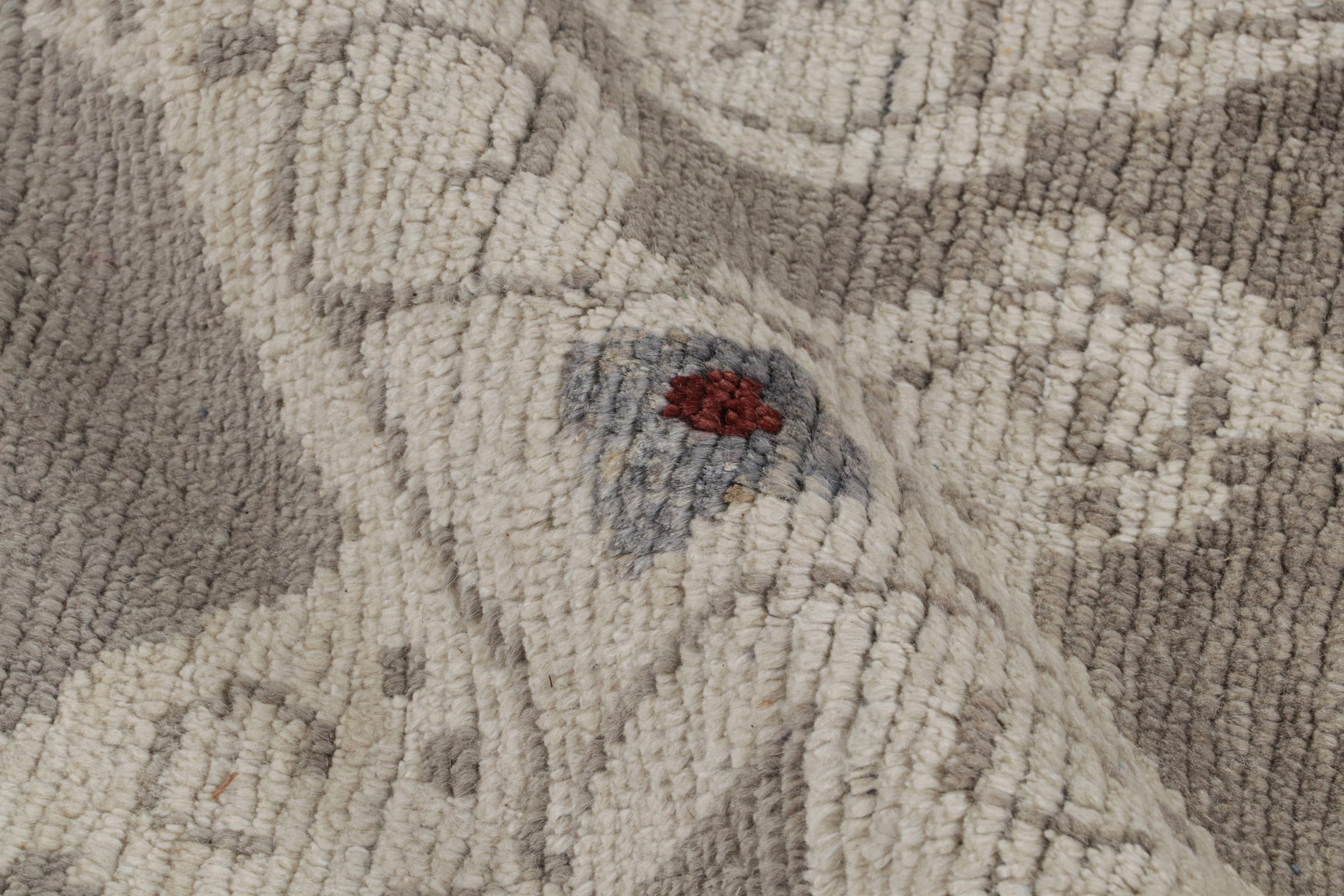 Rug & Kilim's französischer Deko-Teppich in Rot und Beige mit All-Over-Muster (21. Jahrhundert und zeitgenössisch) im Angebot