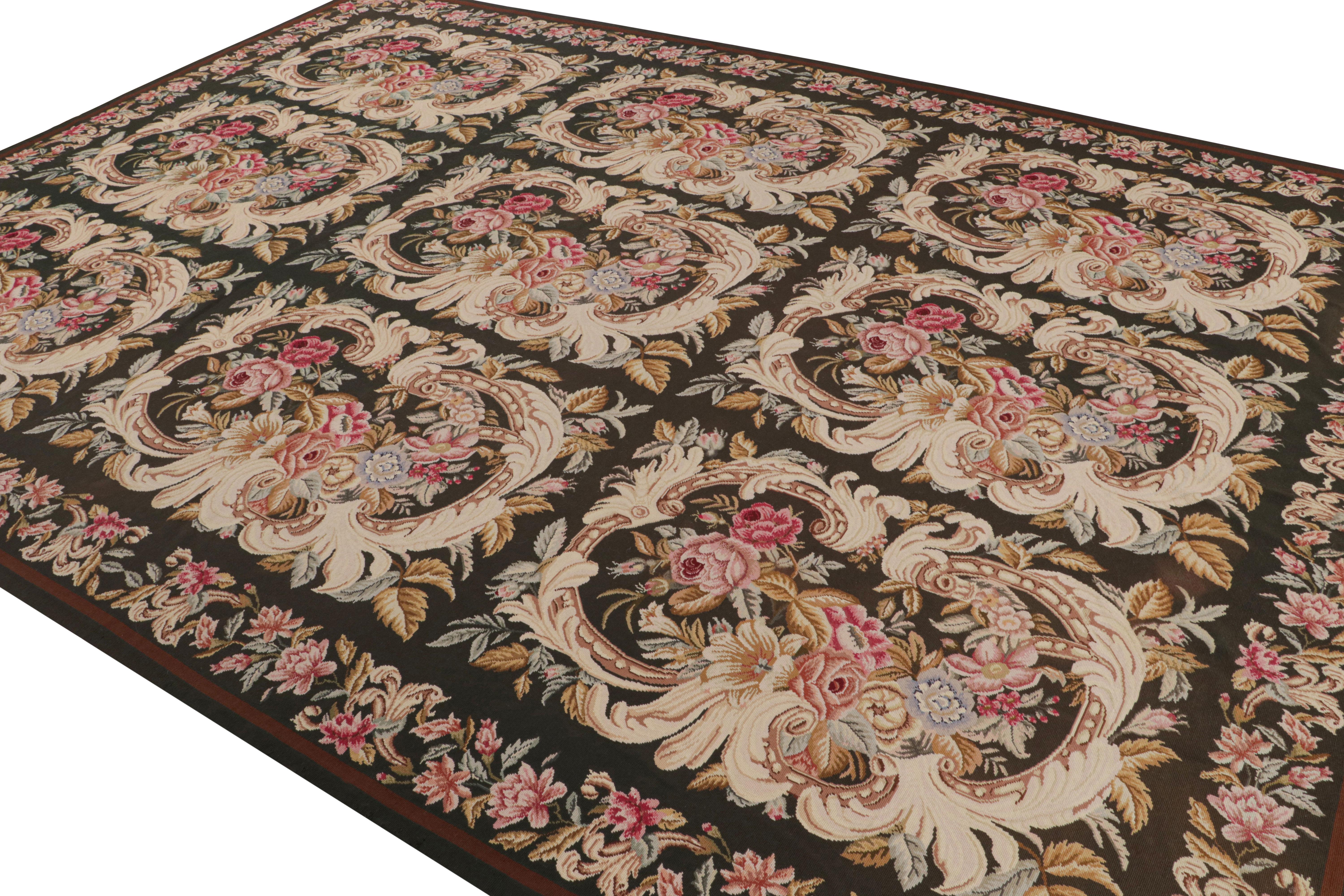 Dieser handgefertigte Wollteppich im Format 9×13 ist eine Neuentdeckung aus den frühesten Werken der European Collection'S von Rug & Kilim. 

Über das Design: 

Liebhaber des Kunsthandwerks können sich von französischen und bessarabischen Teppichen