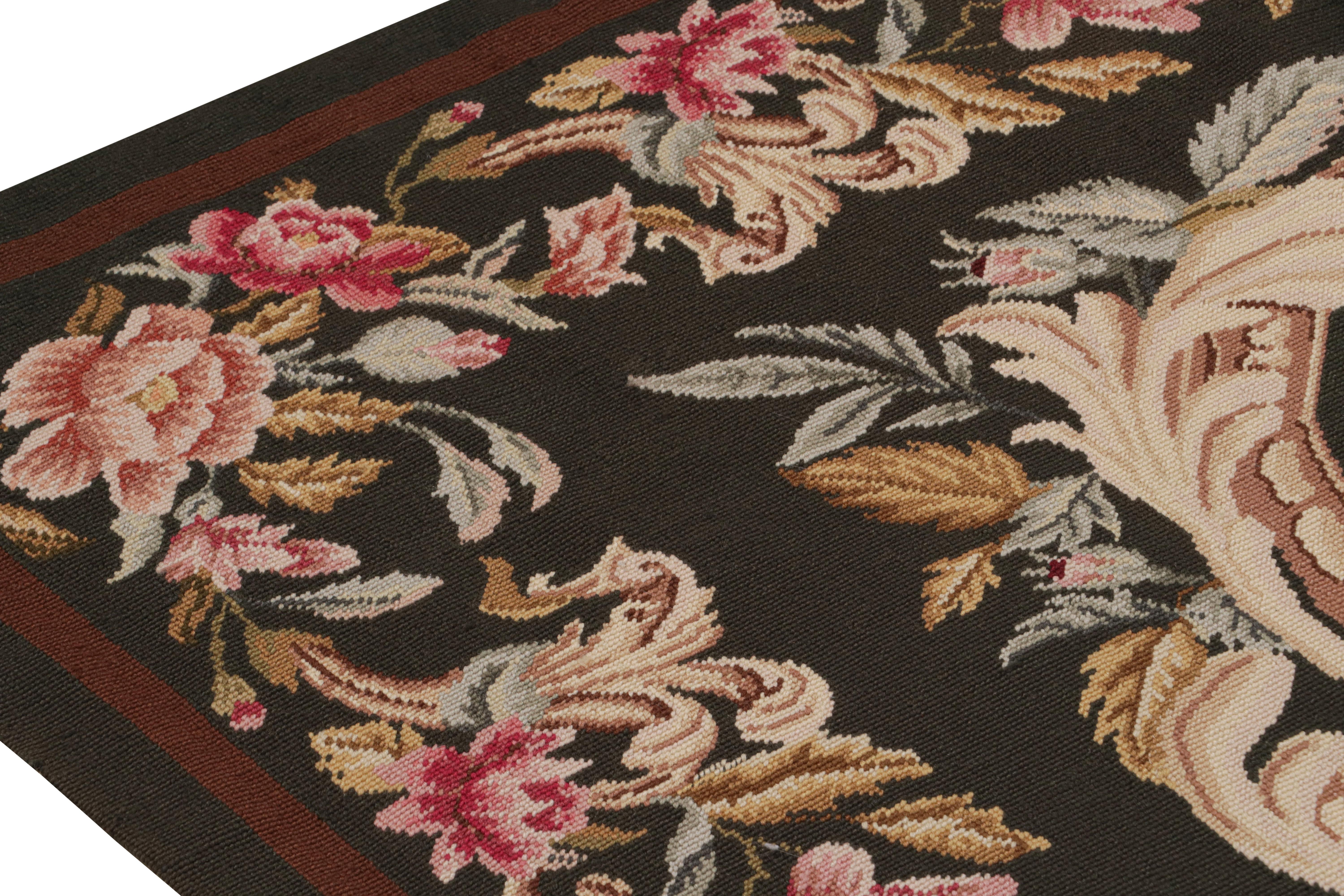 Rug & Kilims französischer Nadelspielteppich in sattem Brown mit flächendeckenden Blumenmustern (Handgeknüpft) im Angebot