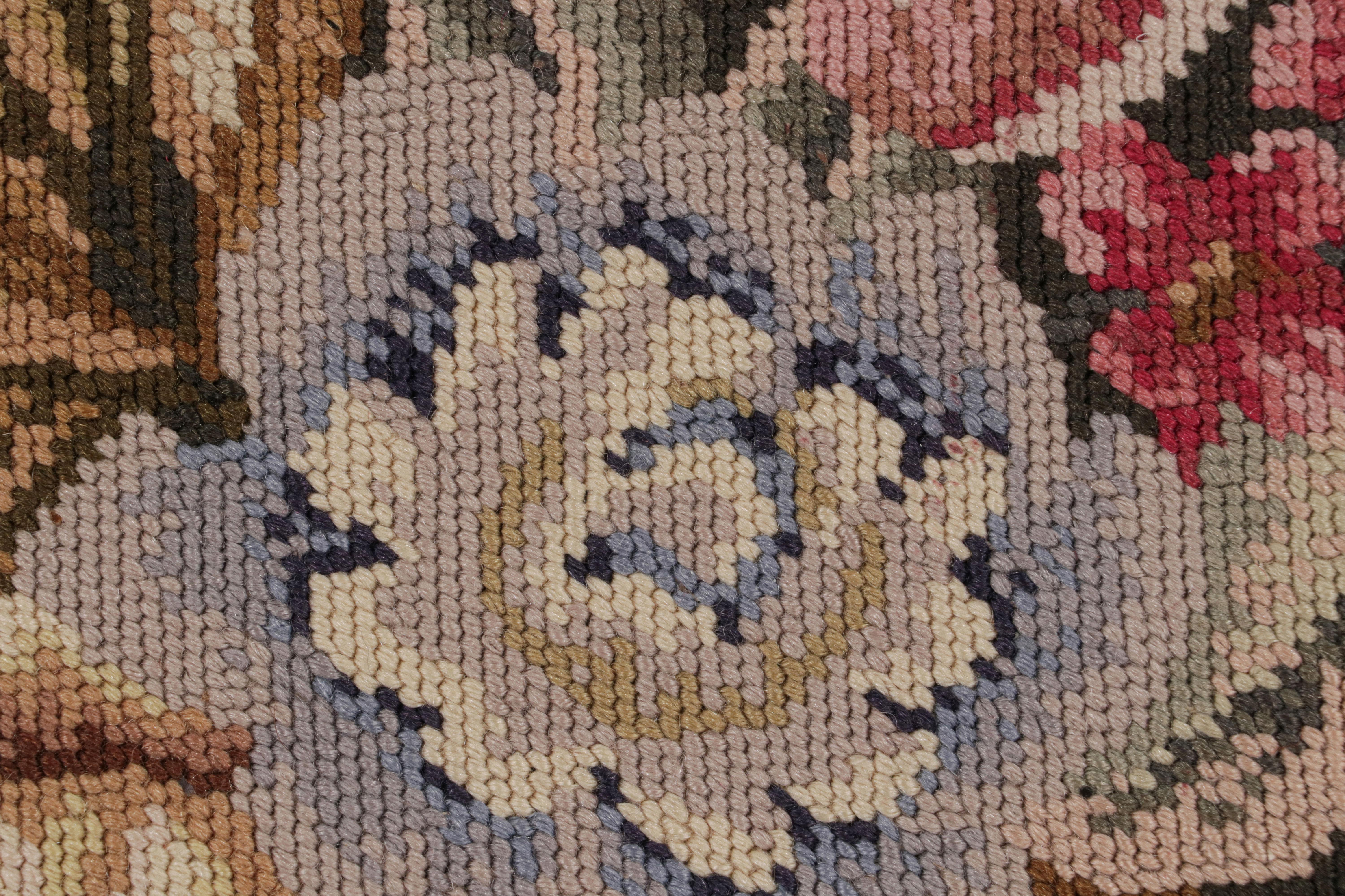 Rug & Kilims französischer Nadelspielteppich in sattem Brown mit flächendeckenden Blumenmustern im Zustand „Neu“ im Angebot in Long Island City, NY