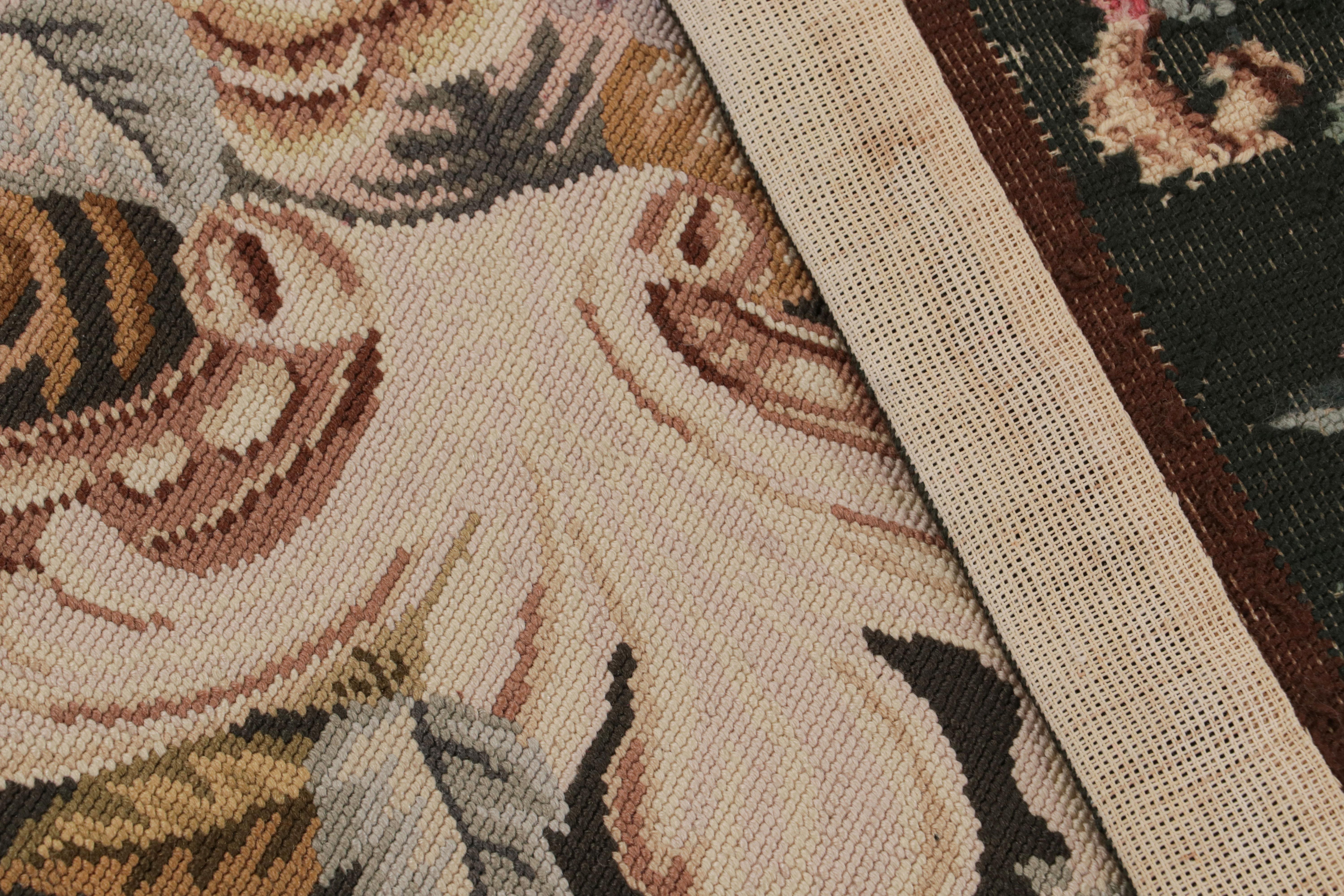 Rug & Kilims französischer Nadelspielteppich in sattem Brown mit flächendeckenden Blumenmustern (21. Jahrhundert und zeitgenössisch) im Angebot