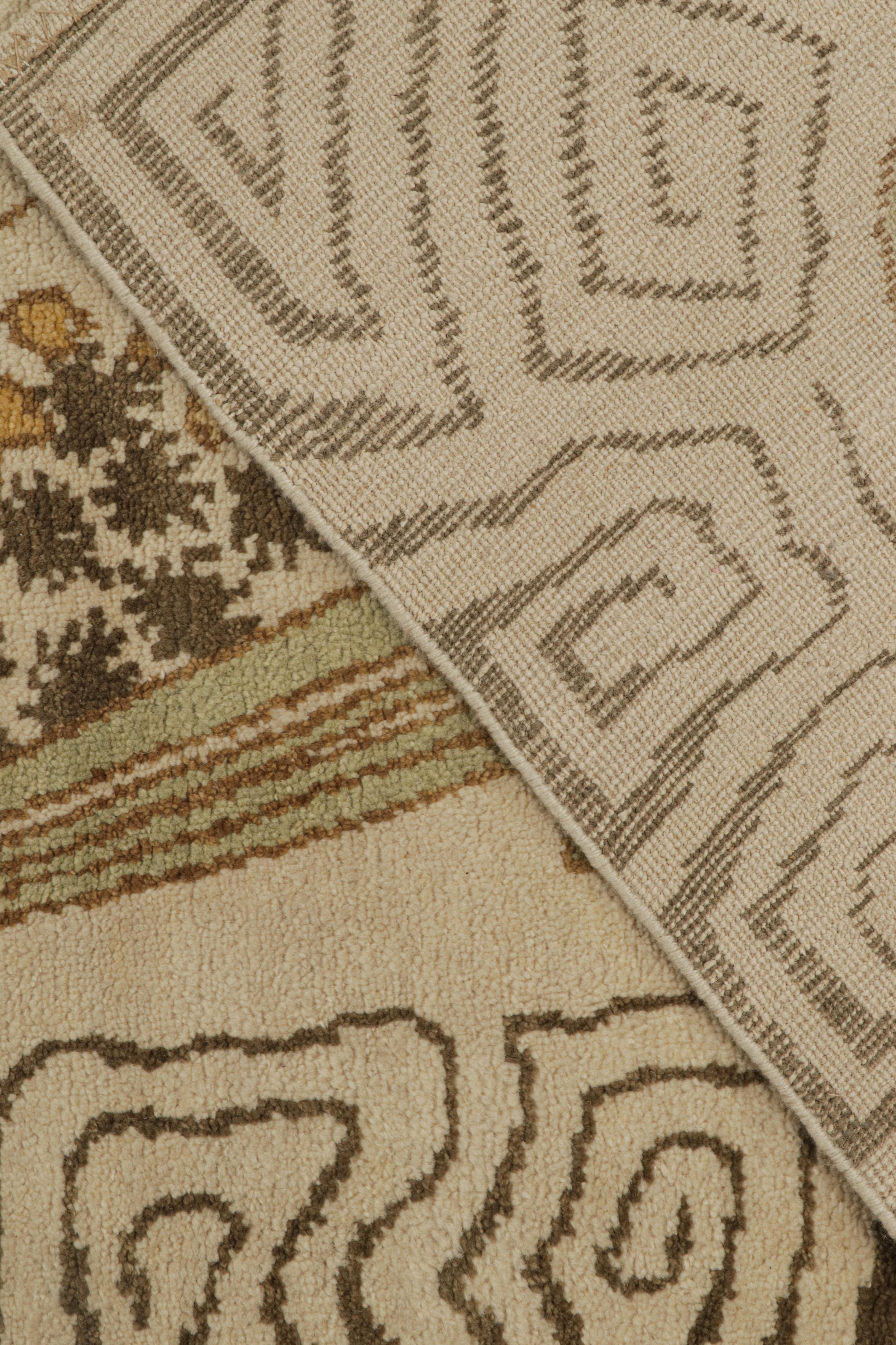 Rug & Kilims französischer Art-Deco-Teppich in Creme und Gold mit geometrischen Mustern (21. Jahrhundert und zeitgenössisch) im Angebot