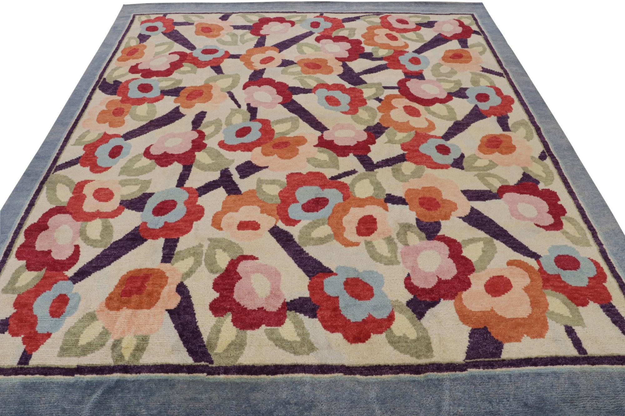 Indien Rug & Kilim's French Style Art Deco rug in Polychromatic Floral Patterns (tapis Art déco de style français à motifs floraux polychromes) en vente