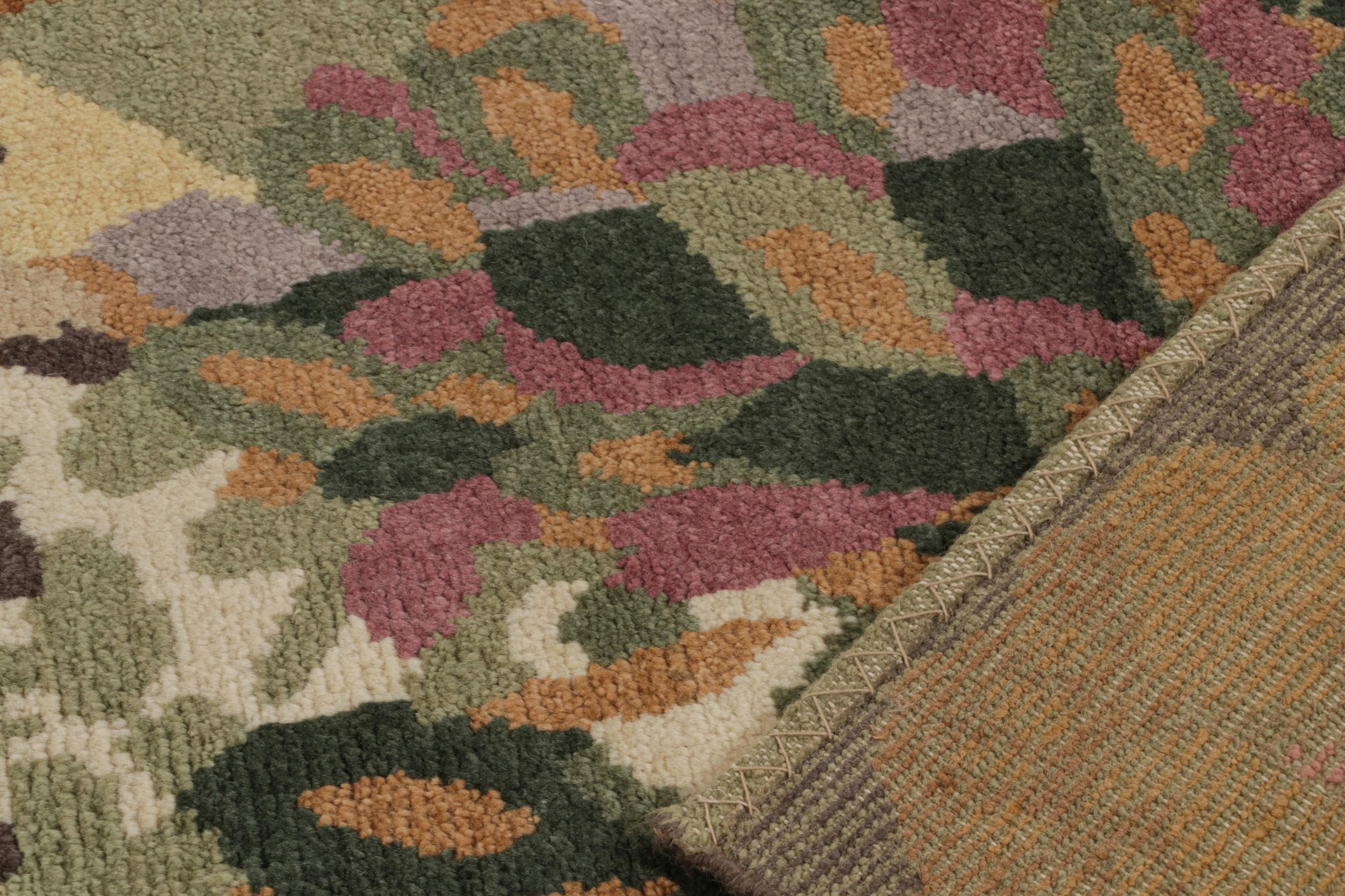 Laine Rug & Kilim's French Style Art Deco rug in Polychromatic Floral Patterns (tapis Art déco de style français à motifs floraux polychromes) en vente