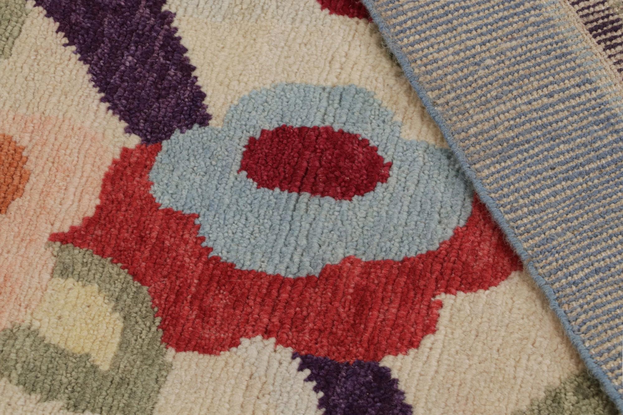 Laine Rug & Kilim's French Style Art Deco rug in Polychromatic Floral Patterns (tapis Art déco de style français à motifs floraux polychromes) en vente
