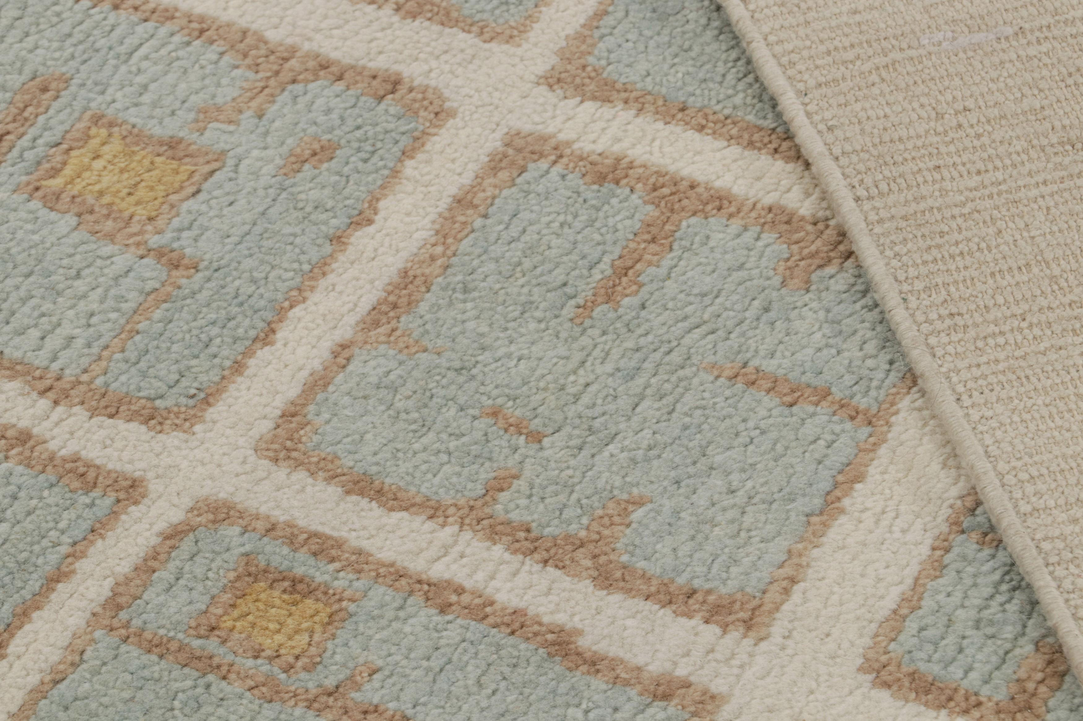 Laine Rug & Kilim's French Style Art Deco rug with White & Blue Geometric Patterns (tapis Art déco de style français avec des motifs géométriques blancs et bleus) en vente