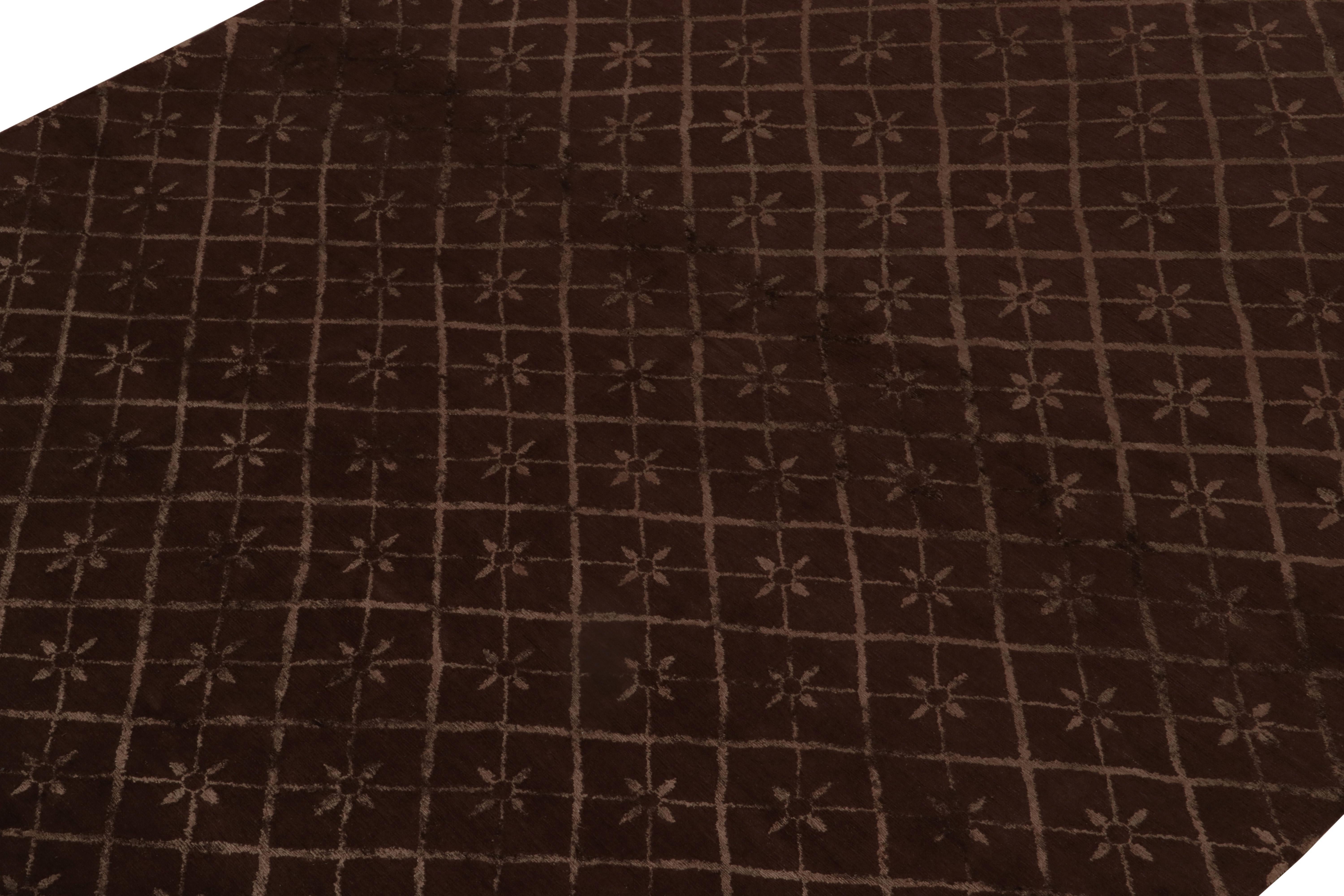 Annodato a mano Rug & Kilim è un tappeto in stile francese di colore marrone con motivi geometrici e a traliccio in vendita