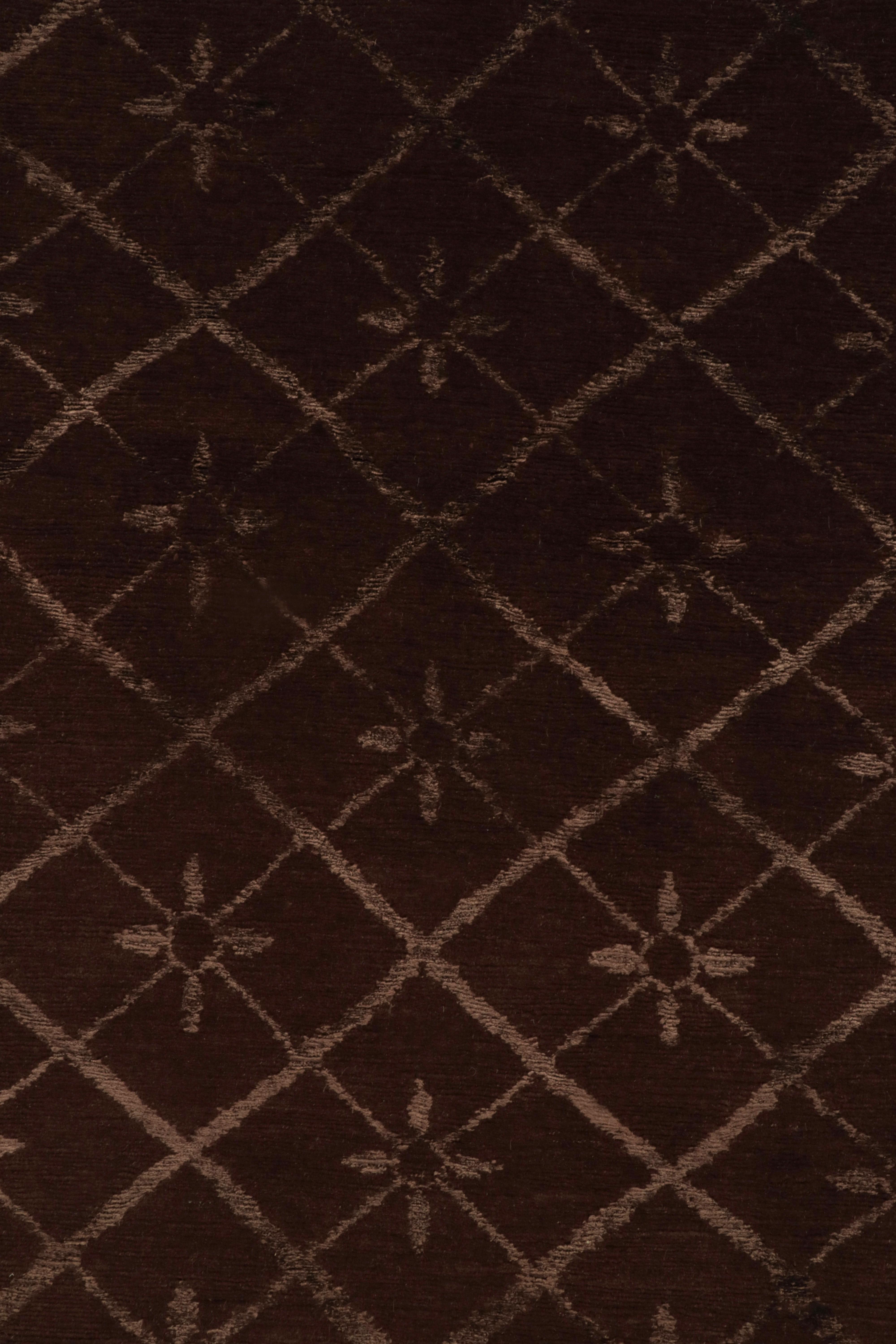 XXI secolo e contemporaneo Rug & Kilim è un tappeto in stile francese di colore marrone con motivi geometrici e a traliccio in vendita