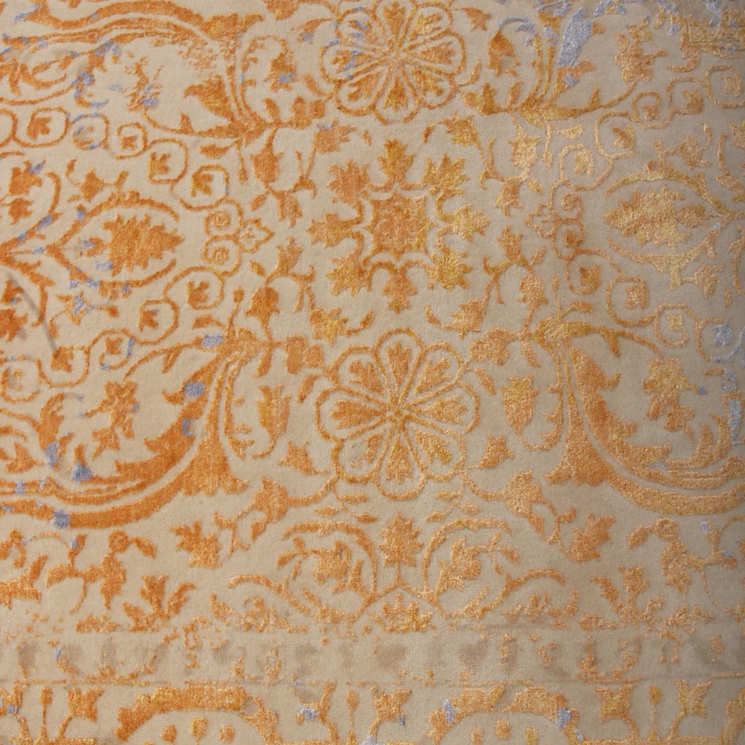 Alfombra geométrica floral de lana y seda beige, dorada y azul de Rug & Kilim Moderno en venta