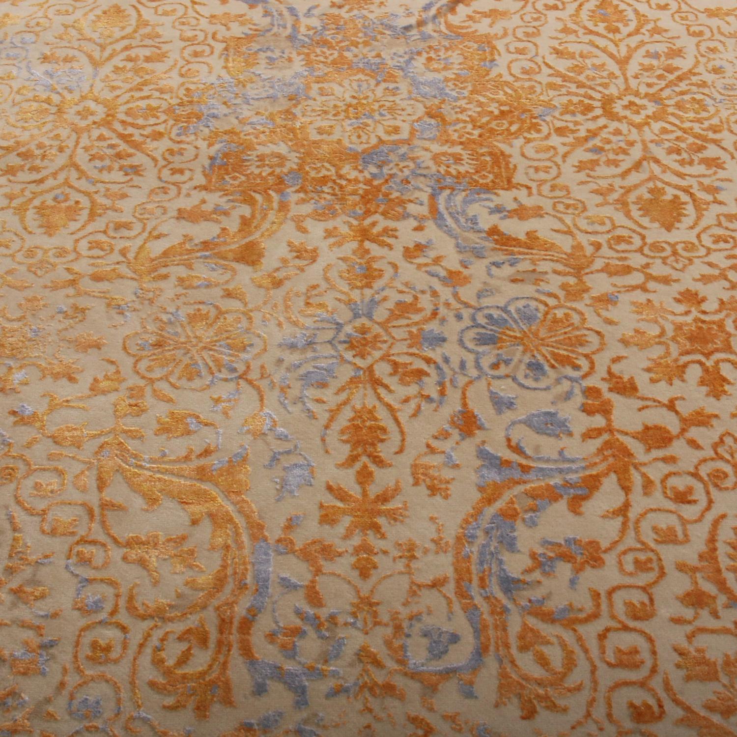 Alfombra geométrica floral de lana y seda beige, dorada y azul de Rug & Kilim Indio en venta