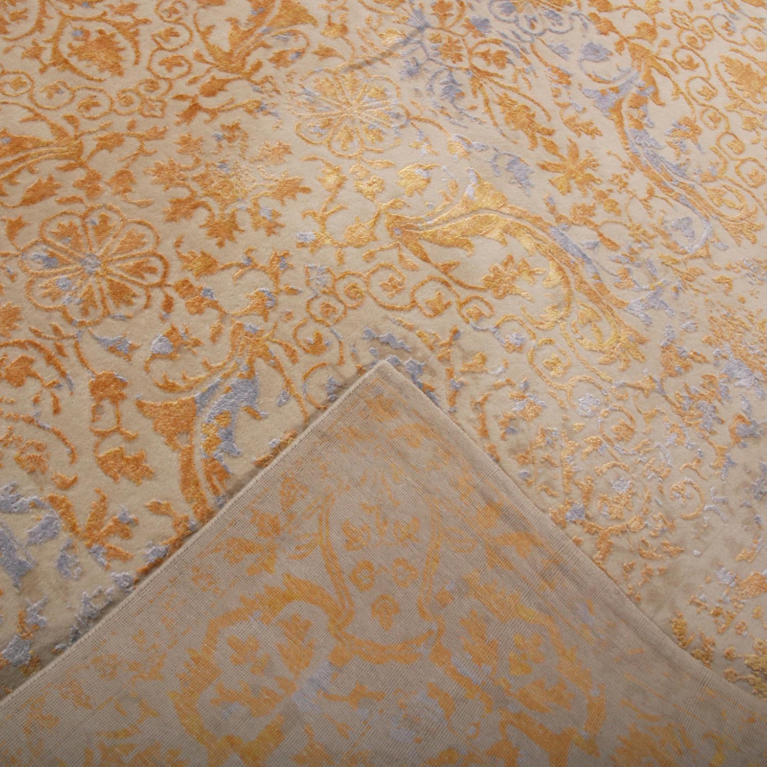 Alfombra geométrica floral de lana y seda beige, dorada y azul de Rug & Kilim Anudado a mano en venta
