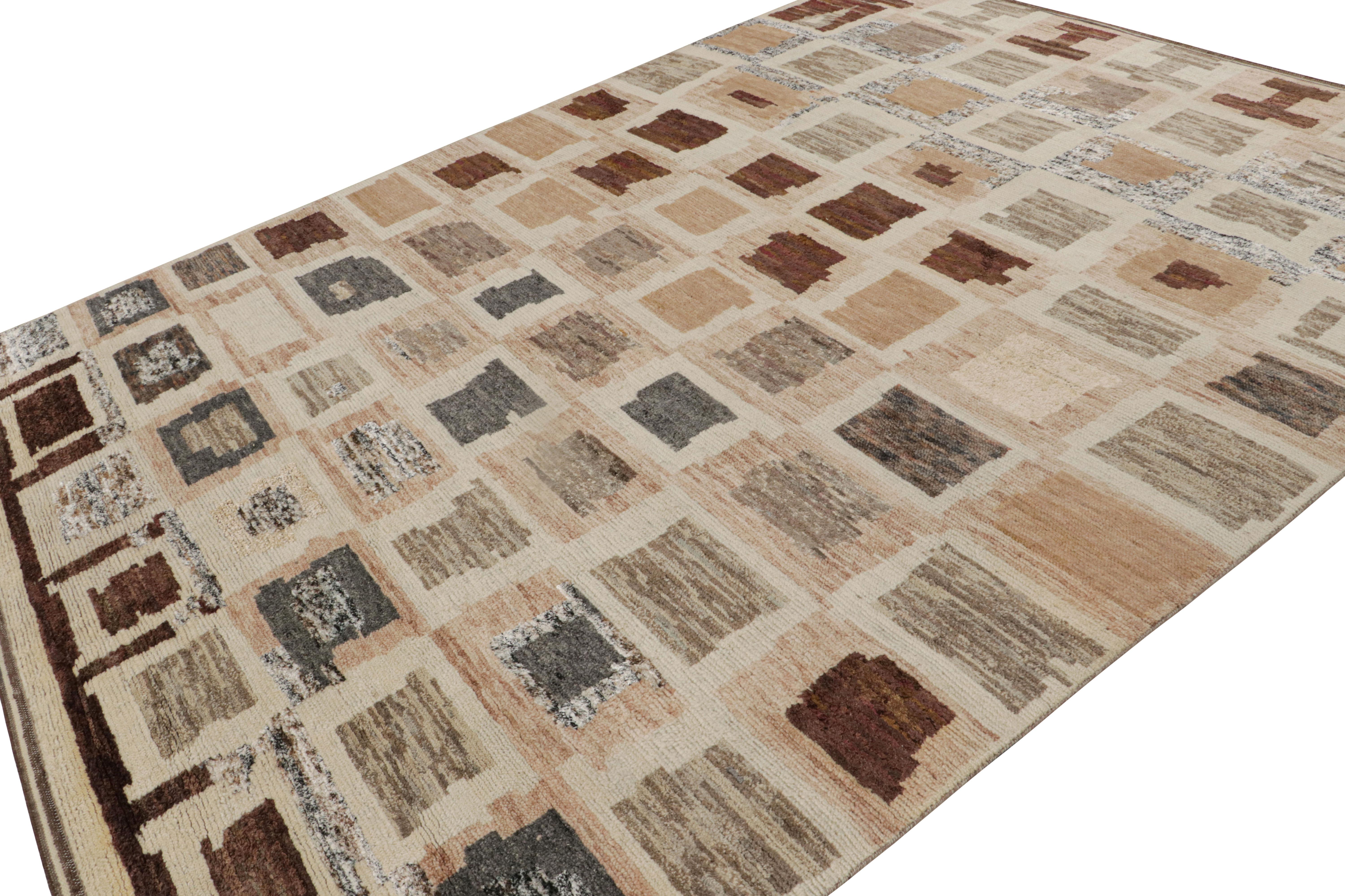 Dieser handgeknüpfte Teppich aus Wolle und Seide im modernen marokkanischen Stil im Format 9x12 weist eine gerippte Struktur und geometrische Muster auf, die von den primitiven Webtraditionen der Berber inspiriert sind. 

Über das Design: 

Kenner