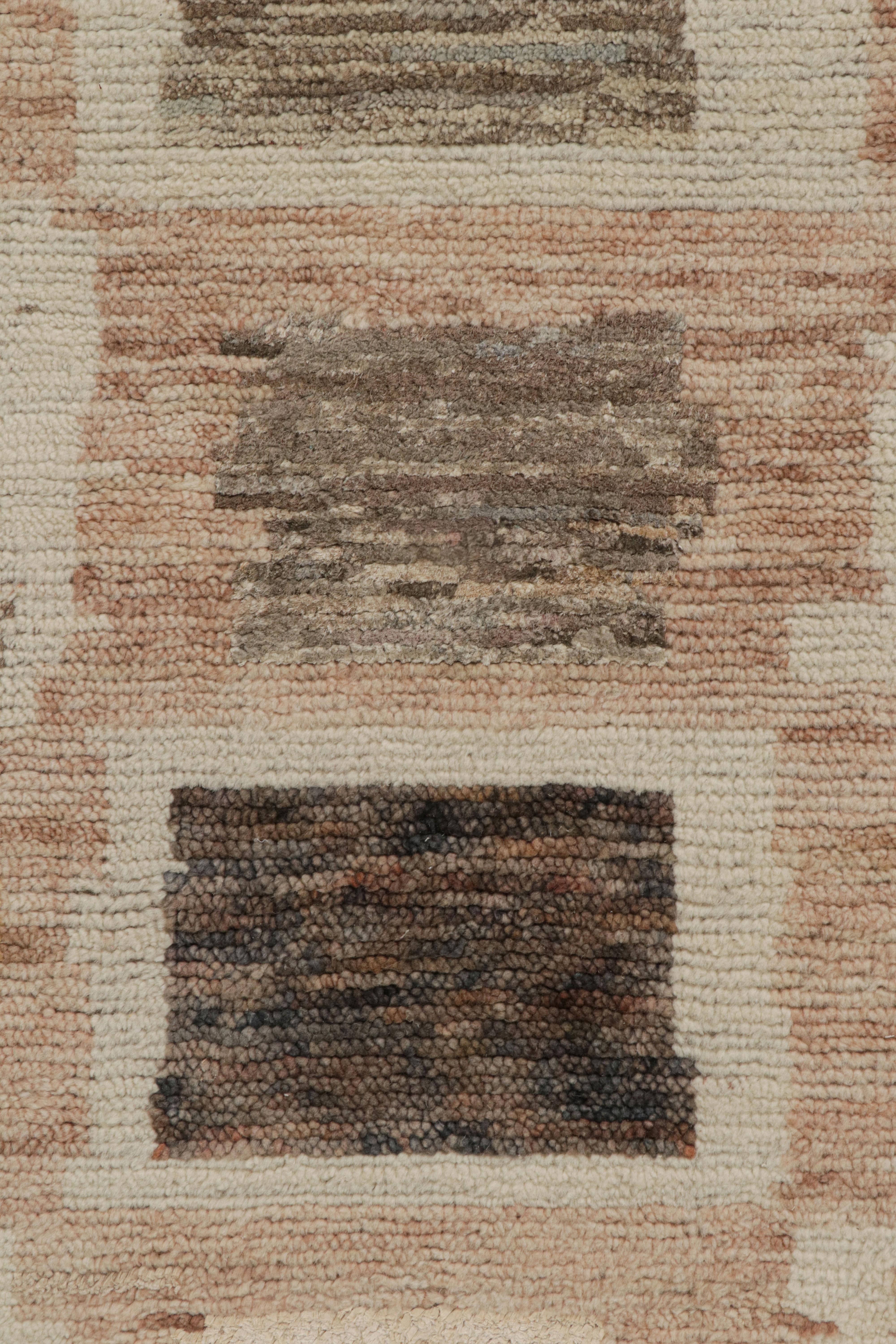 Geometrischer Teppich im marokkanischen Stil von Rug & Kilim in Beige-Braun und Grau im Zustand „Neu“ im Angebot in Long Island City, NY