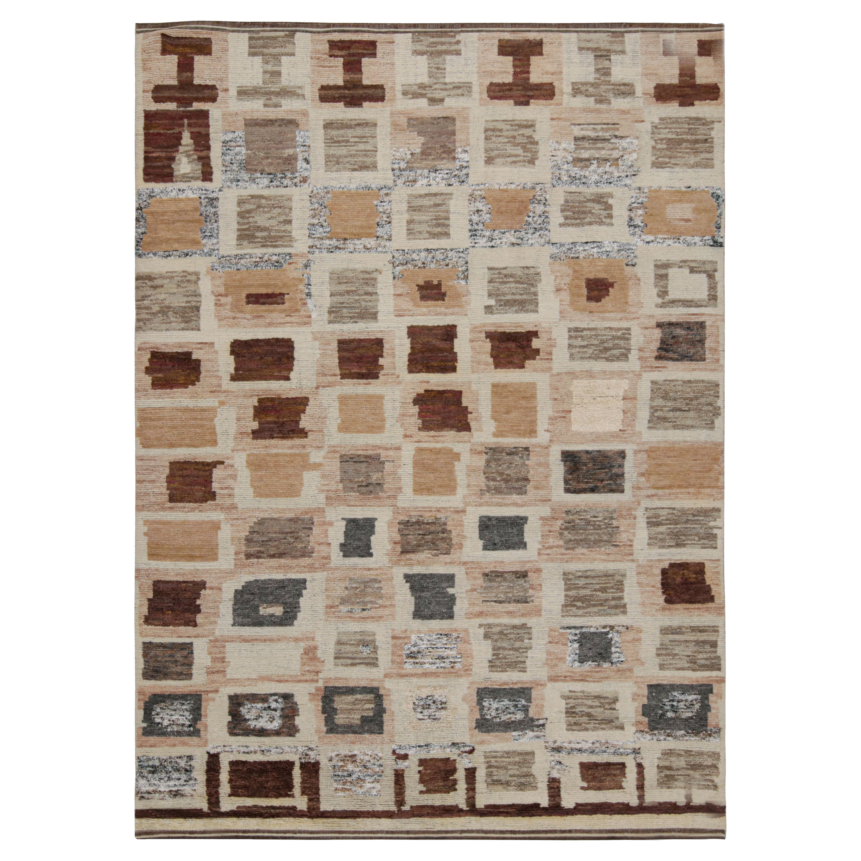 Geometrischer Teppich im marokkanischen Stil von Rug & Kilim in Beige-Braun und Grau