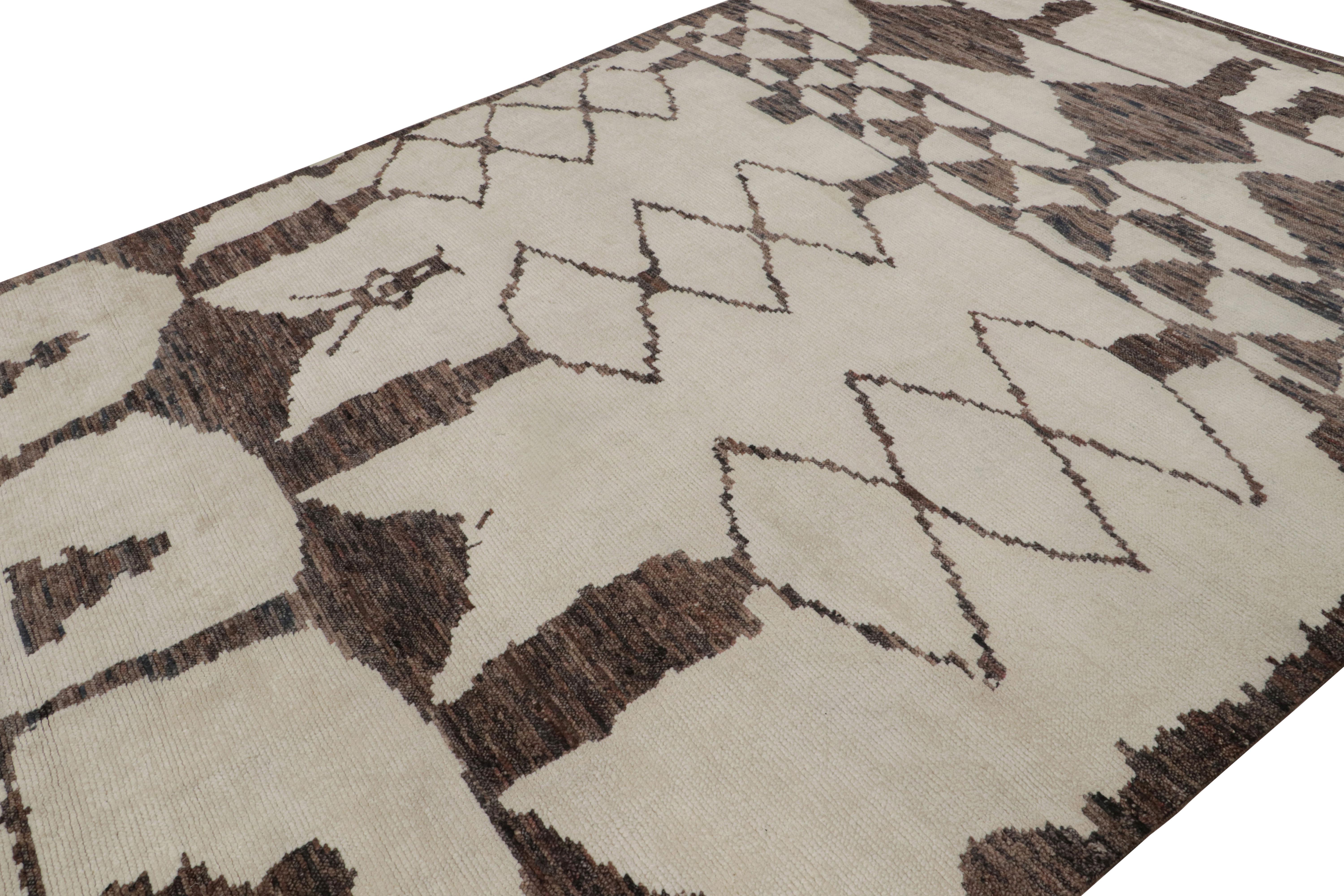 Hand-knotted in silk, this 9x13 contemporary contemporary rug in beige and brown features a design inspired by the primitivist Berber weavers—an exemplary work from Rug & Kilim’s contemporary take on Moroccan rugs.

On the Design: 

Connoisseurs may