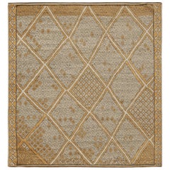 Tapis géométrique de style marocain en or et beige de Rug & Kilim