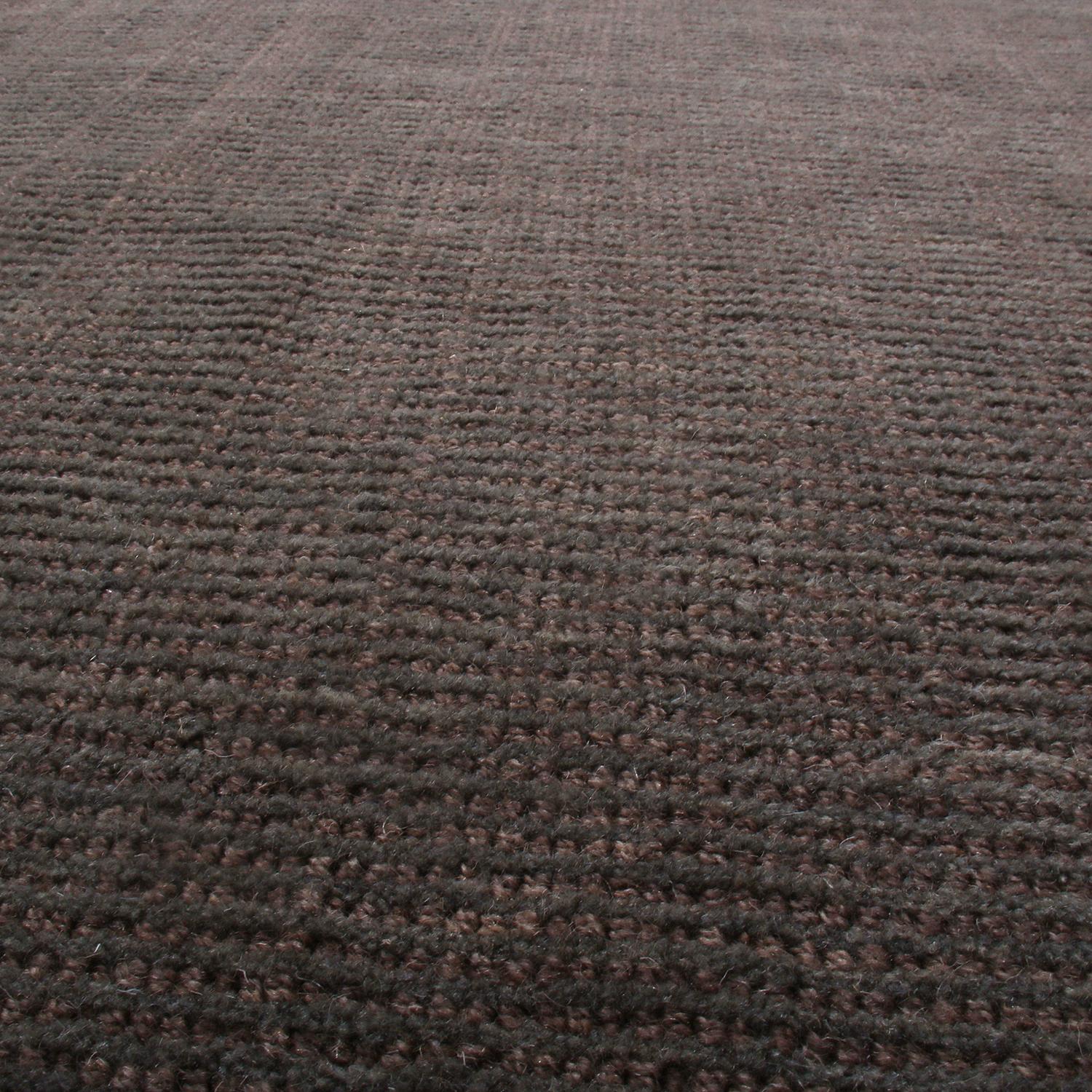 Geometrischer silbergrauer Teppich aus Wolle von Teppich & Kelim (Moderne) im Angebot