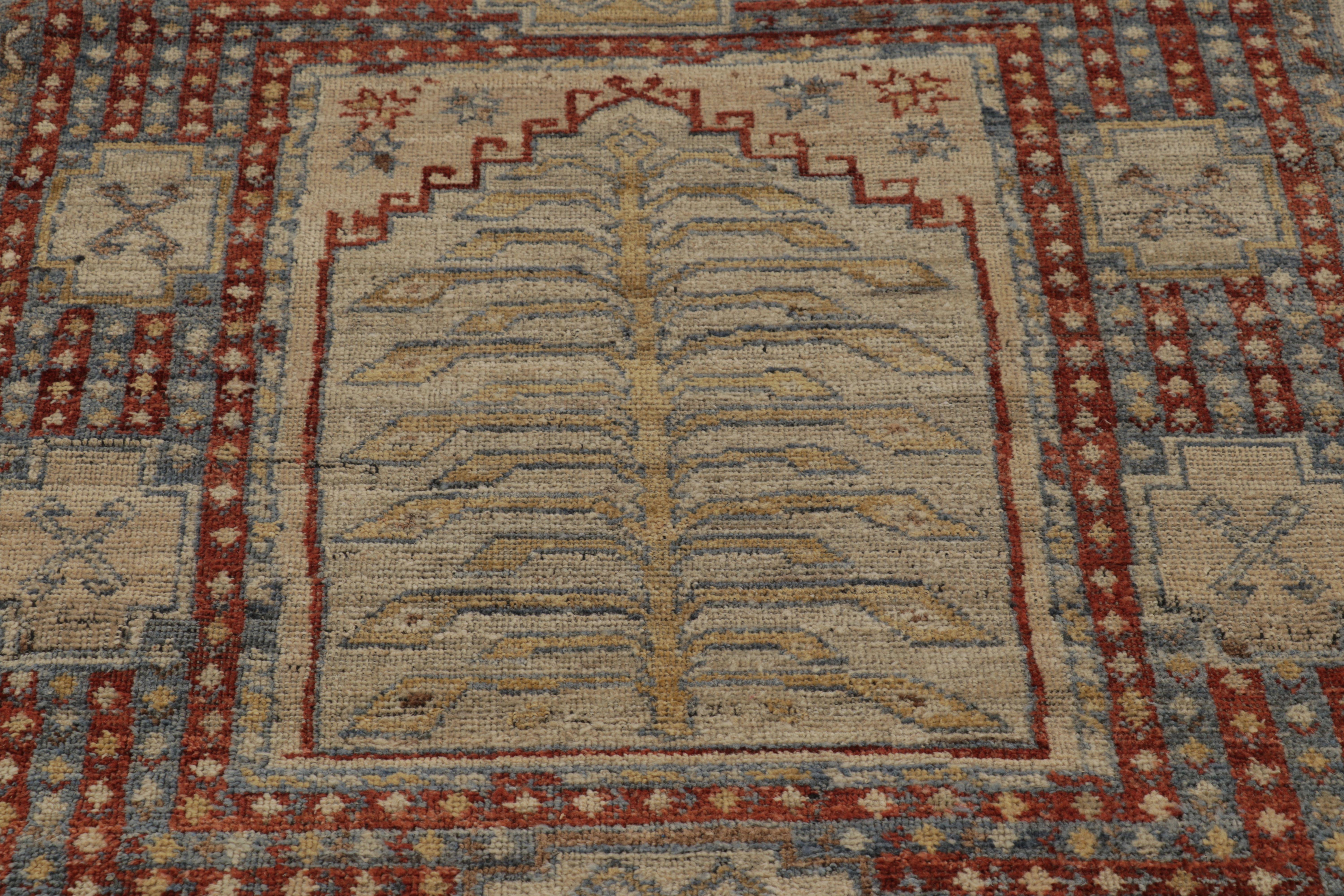 Rug & Kilim's Ghiordes inspirierter Teppich in Beige und Rot Traditionelles Design (Art déco) im Angebot