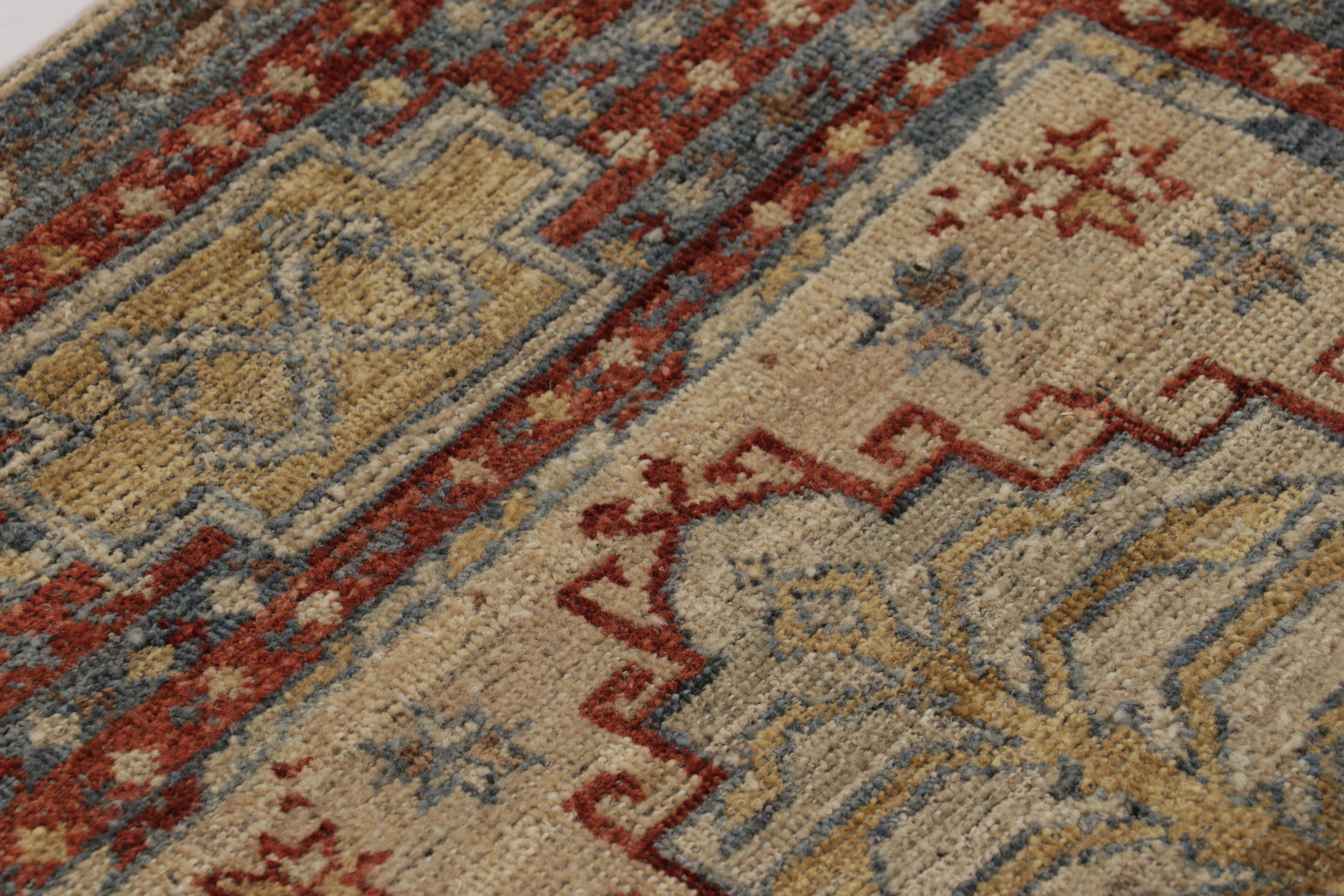 Rug & Kilim's Ghiordes inspirierter Teppich in Beige und Rot Traditionelles Design (Indisch) im Angebot