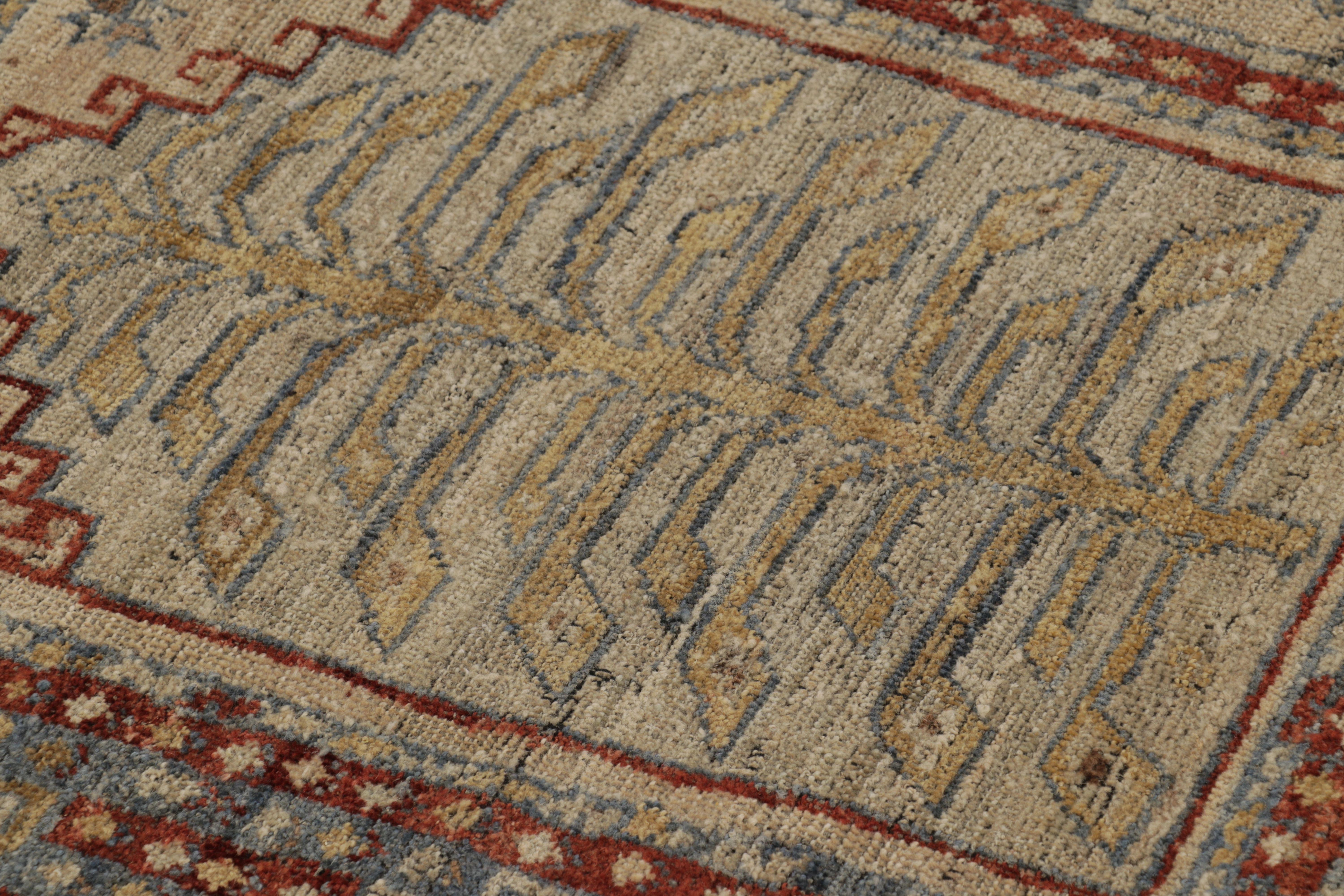 Rug & Kilim's Ghiordes inspirierter Teppich in Beige und Rot Traditionelles Design (Handgeknüpft) im Angebot