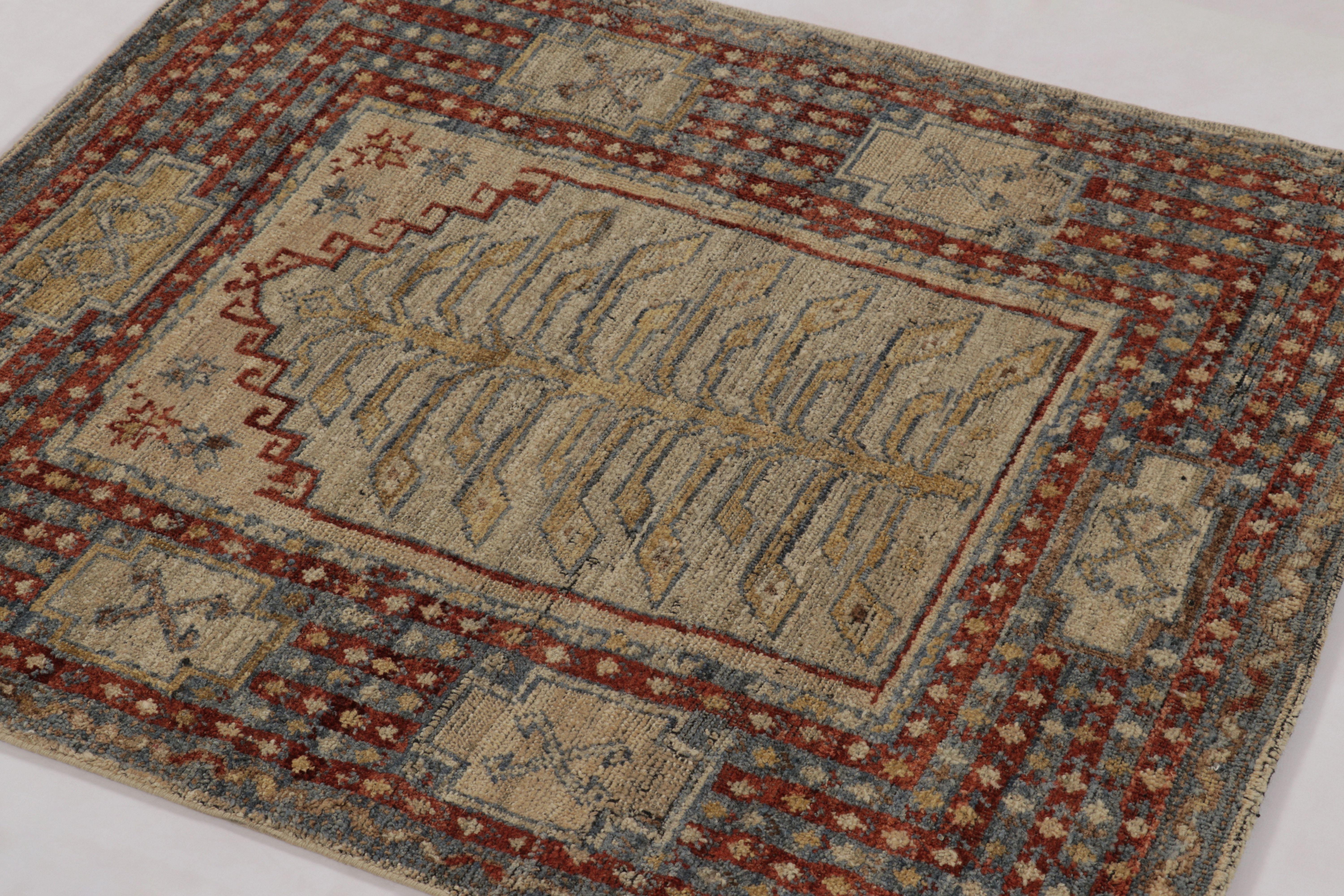 Rug & Kilim's Ghiordes inspirierter Teppich in Beige und Rot Traditionelles Design im Zustand „Neu“ im Angebot in Long Island City, NY