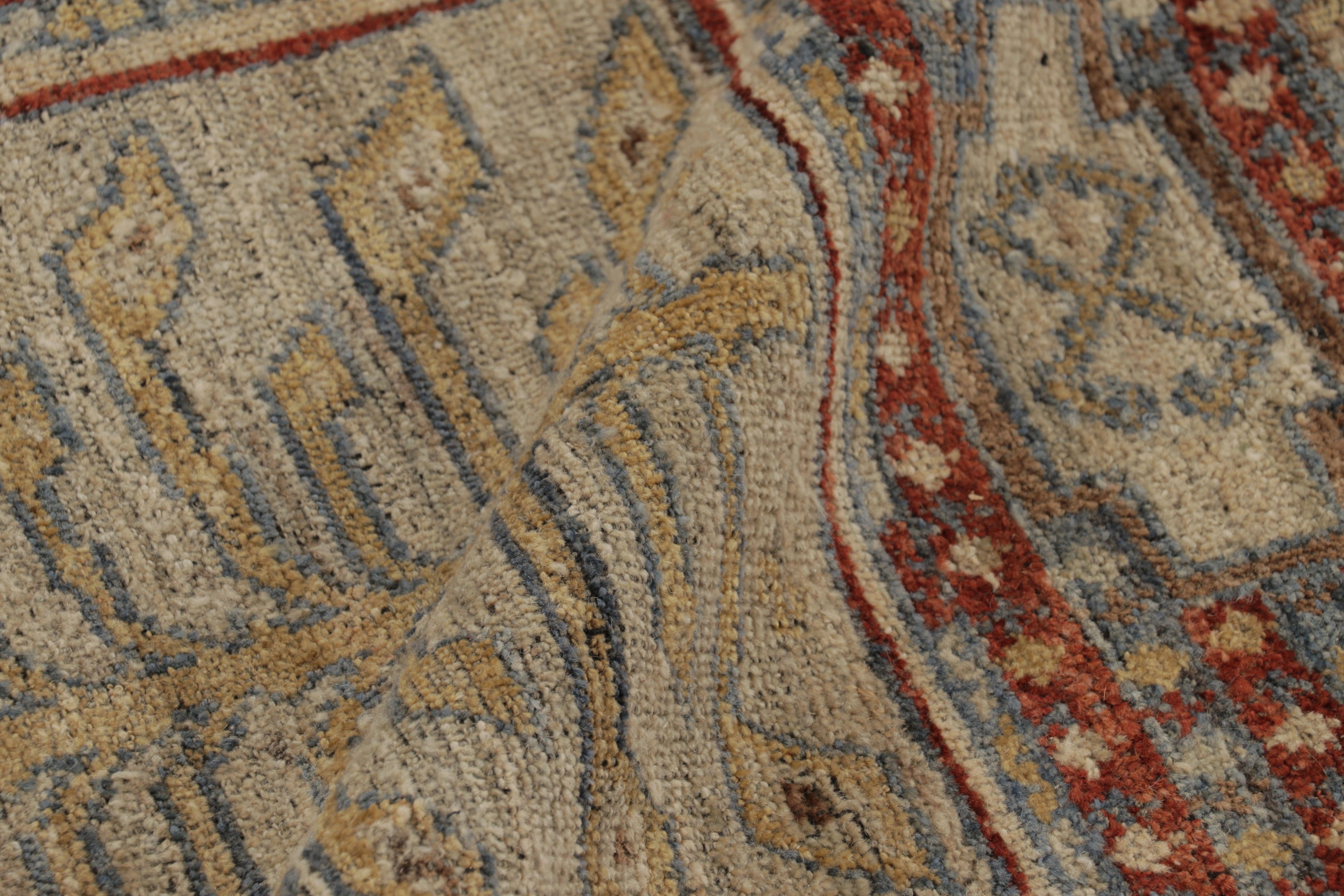 Rug & Kilim's Ghiordes inspirierter Teppich in Beige und Rot Traditionelles Design (21. Jahrhundert und zeitgenössisch) im Angebot