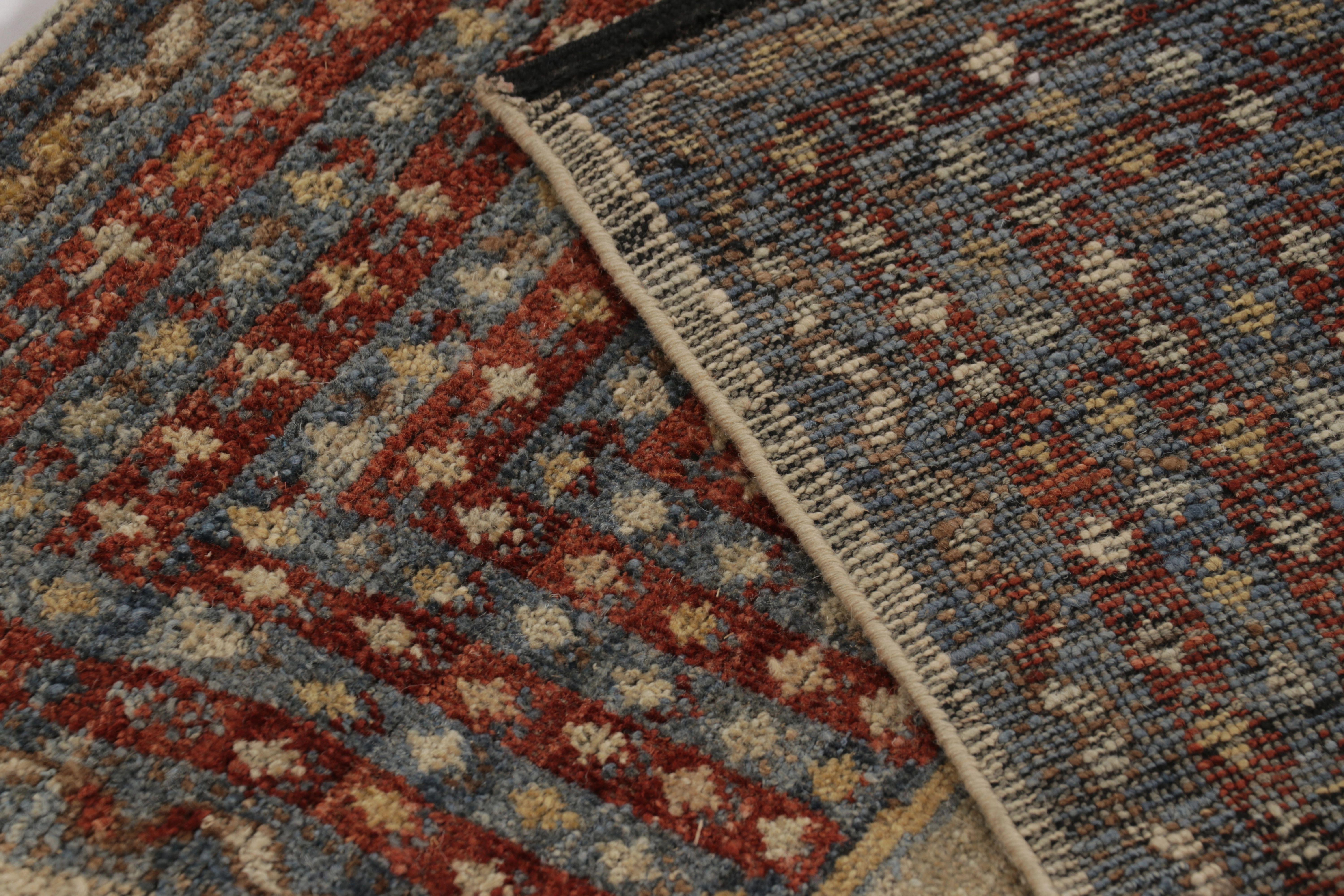 Rug & Kilim's Ghiordes inspirierter Teppich in Beige und Rot Traditionelles Design (Wolle) im Angebot