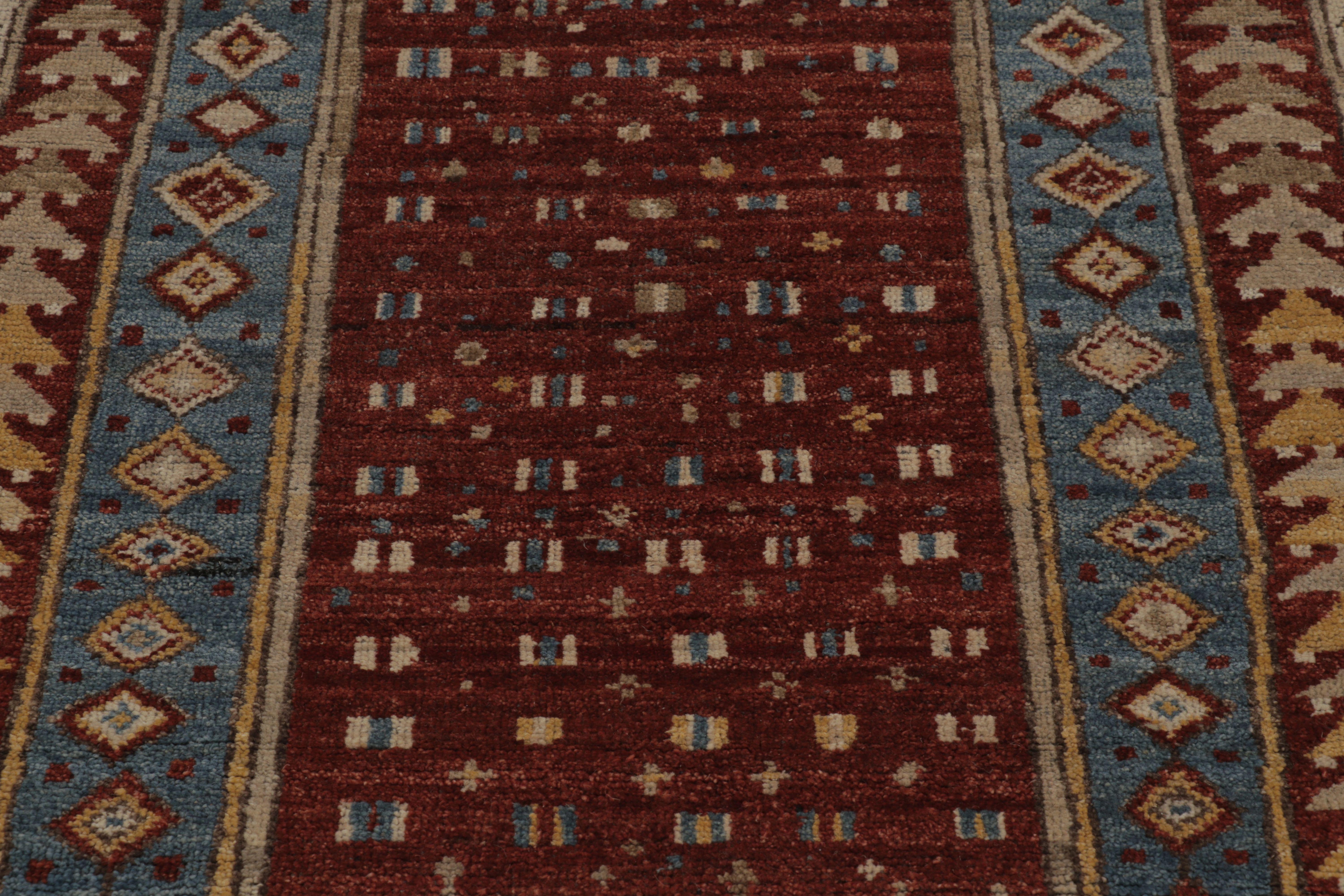 Rug & Kilim's Ghiordes inspirierter Teppich in tiefem Rot und Blau Traditionelles Design (Indisch) im Angebot