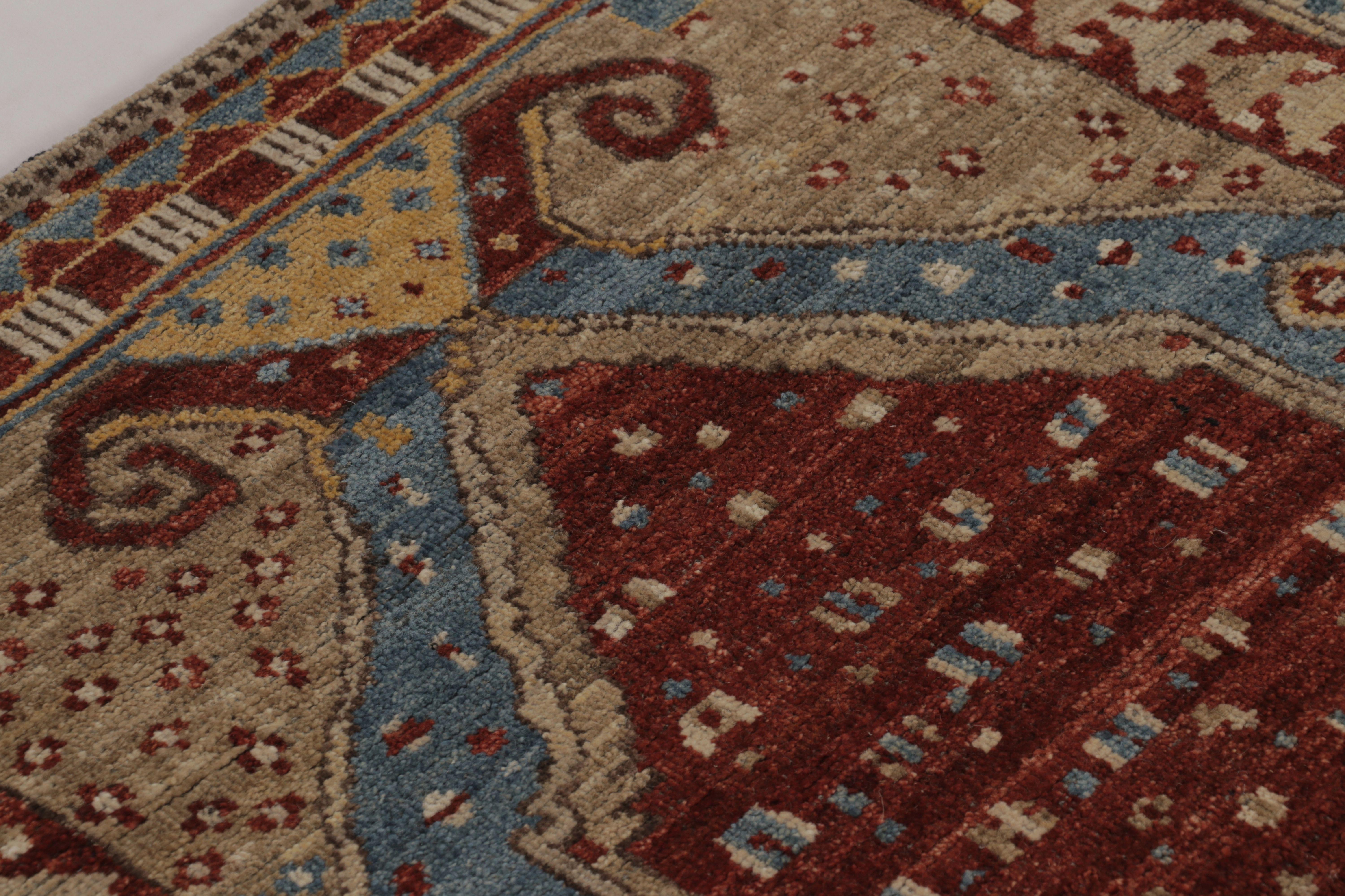 Rug & Kilim's Ghiordes inspirierter Teppich in tiefem Rot und Blau Traditionelles Design (Handgeknüpft) im Angebot